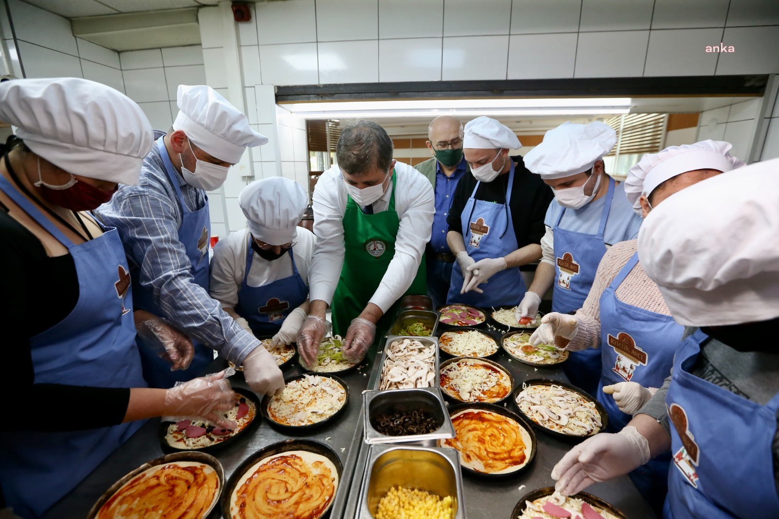KARŞIYAKA BELEDİYE BAŞKANI TUGAY, ÖNLÜĞÜ TAKTI, GENÇLERLE PİZZA YAPTI