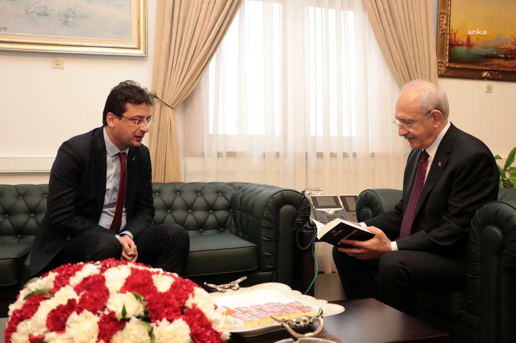 CHP’Lİ  EMRE YENİ ÇIKAN “İKİNCİ YÜZYILA ÇAĞRI – KILIÇDAROĞLU DOKTRİNİ” KİTABINI KILIÇDAROĞLUNA TAKDİM ETTİ