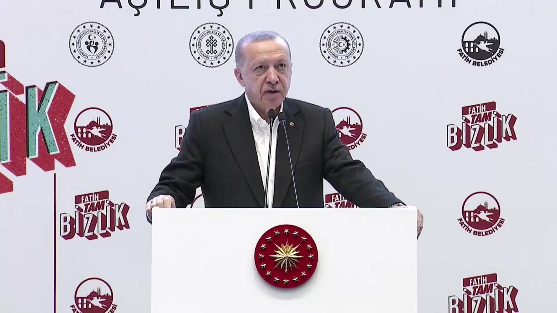 ERDOĞAN: SOSYAL MEDYA, ADETA BİR BATAKLIK GİBİ İÇİNE DÜŞENİ YUTUP YOK EDECEK TEHDİTLERİ DE İÇİNDE BARINDIRIYOR