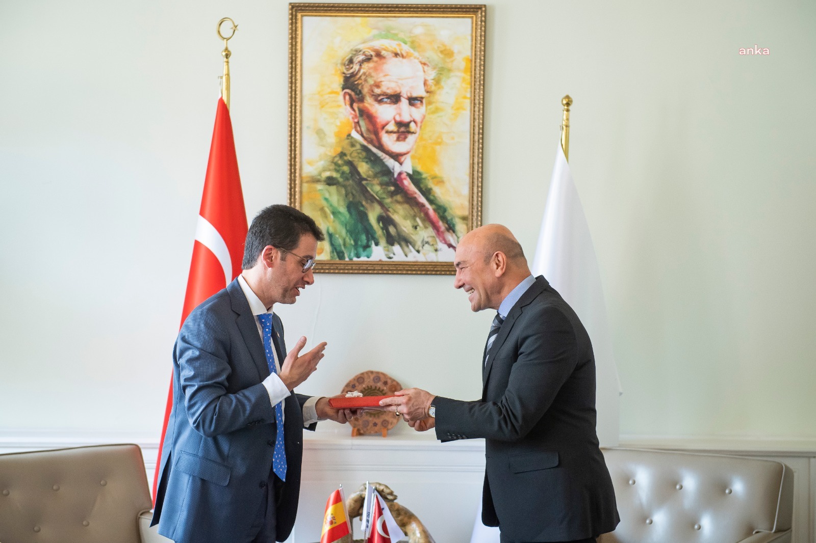 İZMİR'DE HER MUHTARLIĞA KÜTÜPHANE İÇİN İLK KİTAPLAR GELDİ
