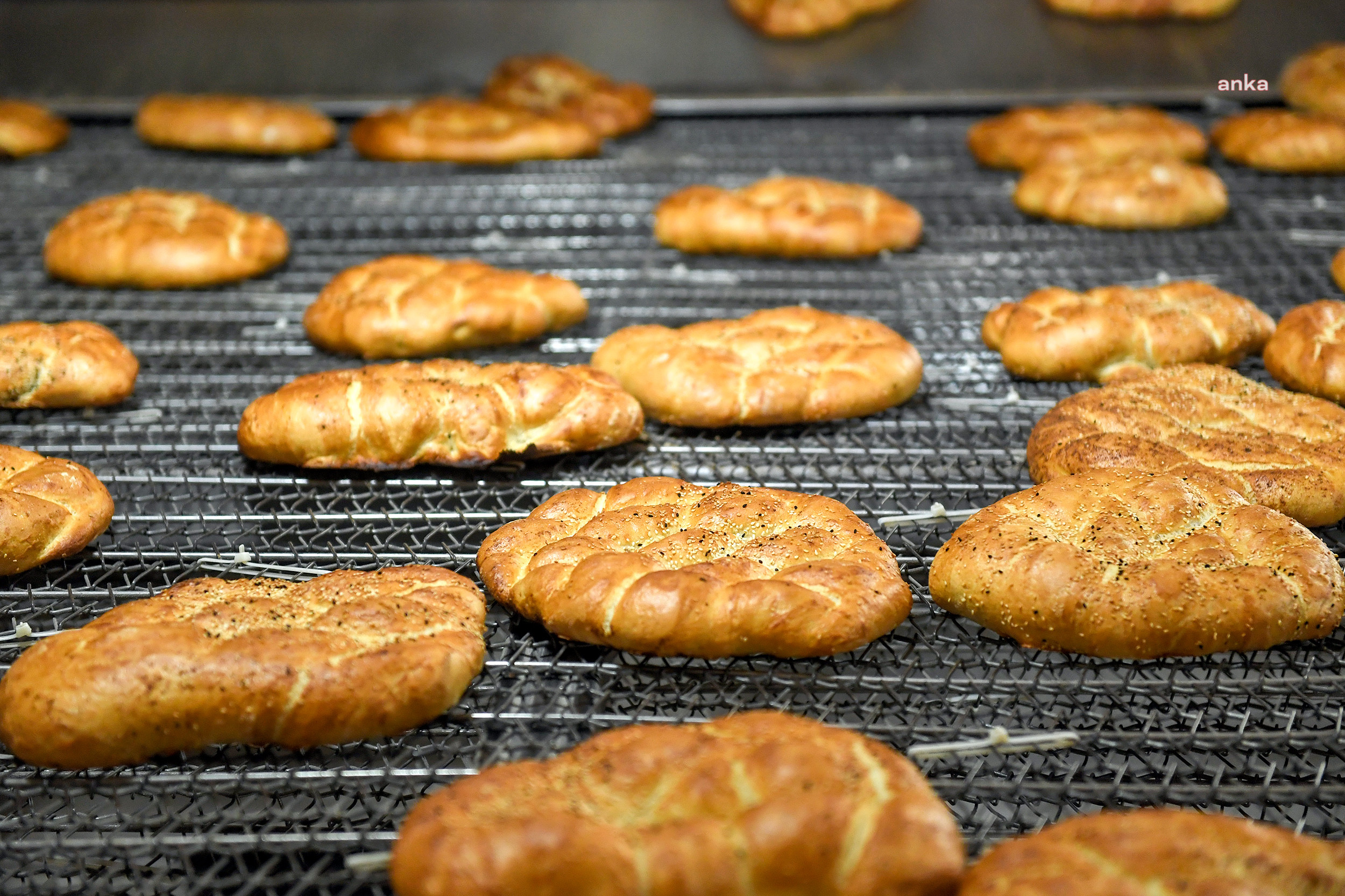 MERSİN BÜYÜKŞEHİR, 300 GRAMLIK RAMAZAN PİDELERİNİ 2,5 LİRADAN SATIŞA SUNUYOR