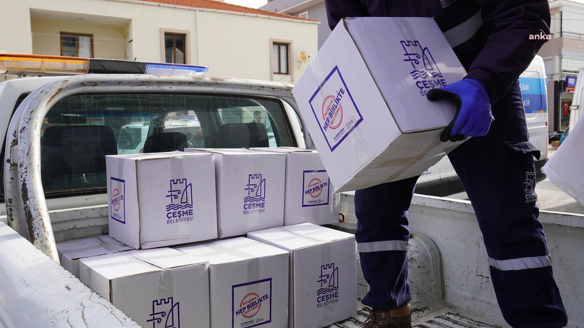 ÇEŞME'DE 5 BİN GIDA PAKETİ DAĞITILDI