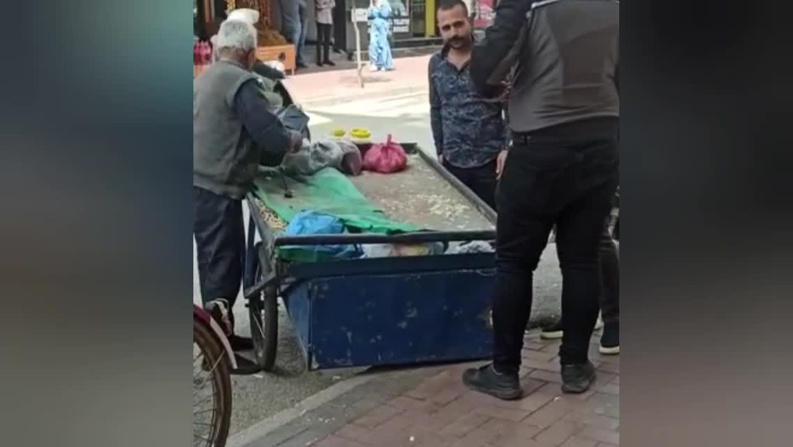 OSMANİYE’DE ZABITA, SEYYAR SATICININ TARTISINA EL KOYDU… VATANDAŞLAR, TÜM SARIMSAKLARI DESTEK İÇİN SATIN ALDI