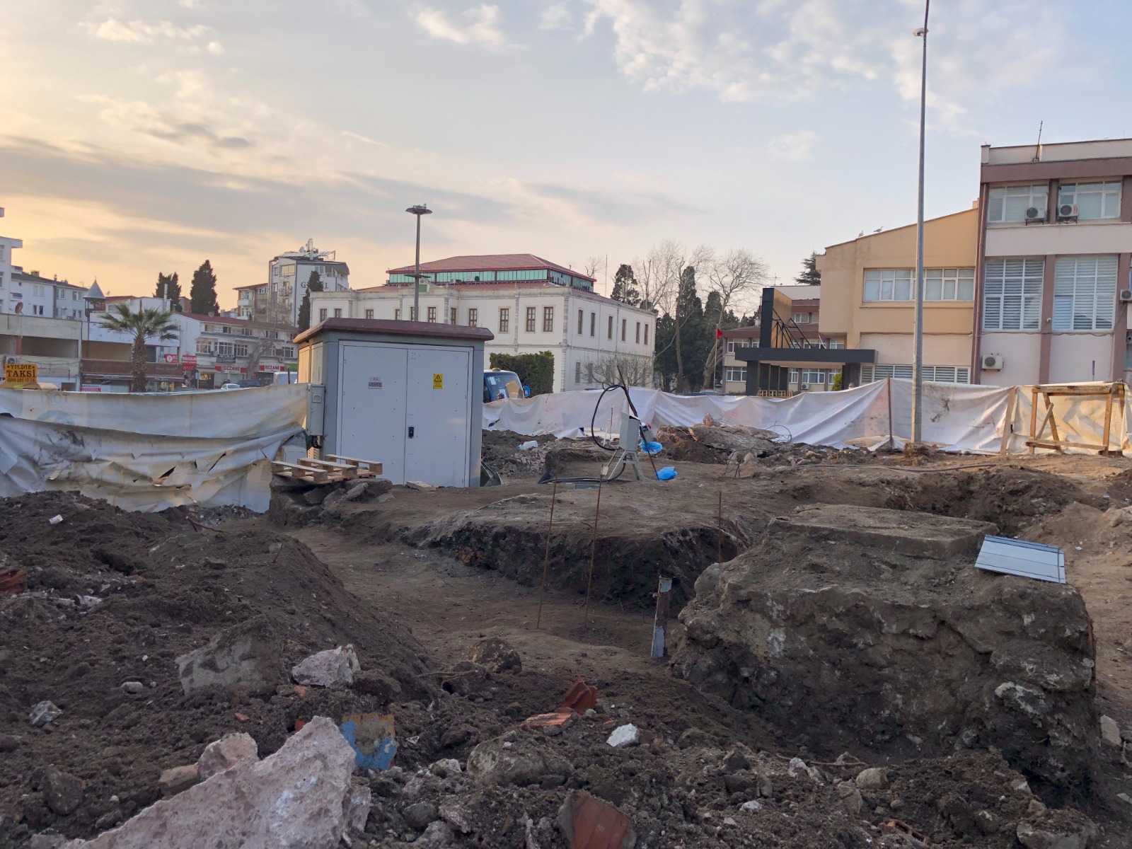 SİNOP MEYDAN PROJESİ KAZISINDA TARİHİ MEZAR ÇIKTI