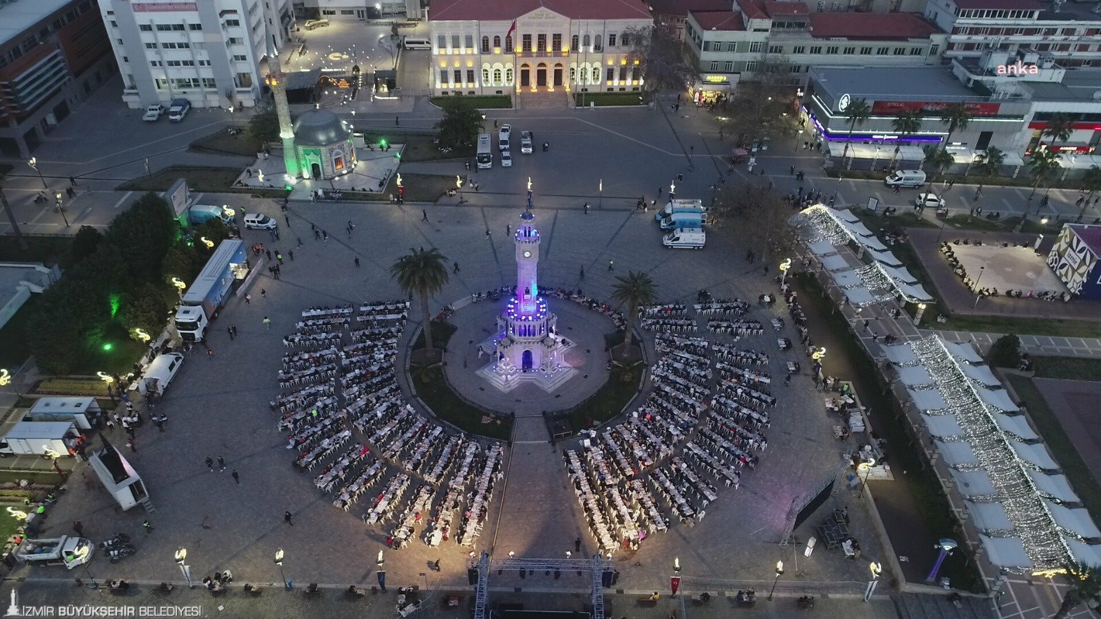 İZMİR BÜYÜKŞEHİR BELEDİYESİ KONAK MEYDANI'NA İFTAR SOFRASI KURDU