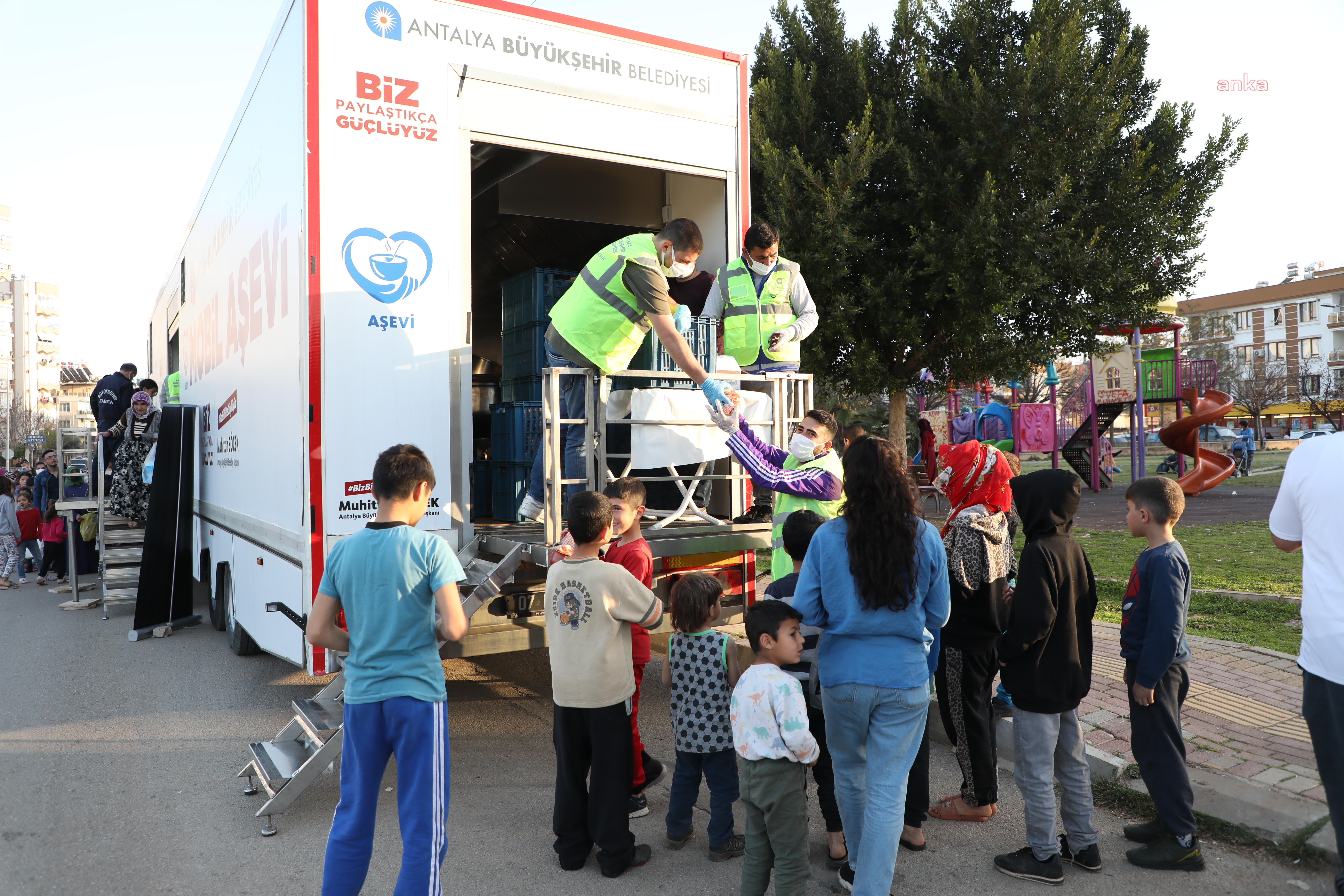 ANTALYA BÜYÜKŞEHİR’DEN RAMAZAN'DA VATANDAŞLARA SICAK YEMEK İKRAMI
