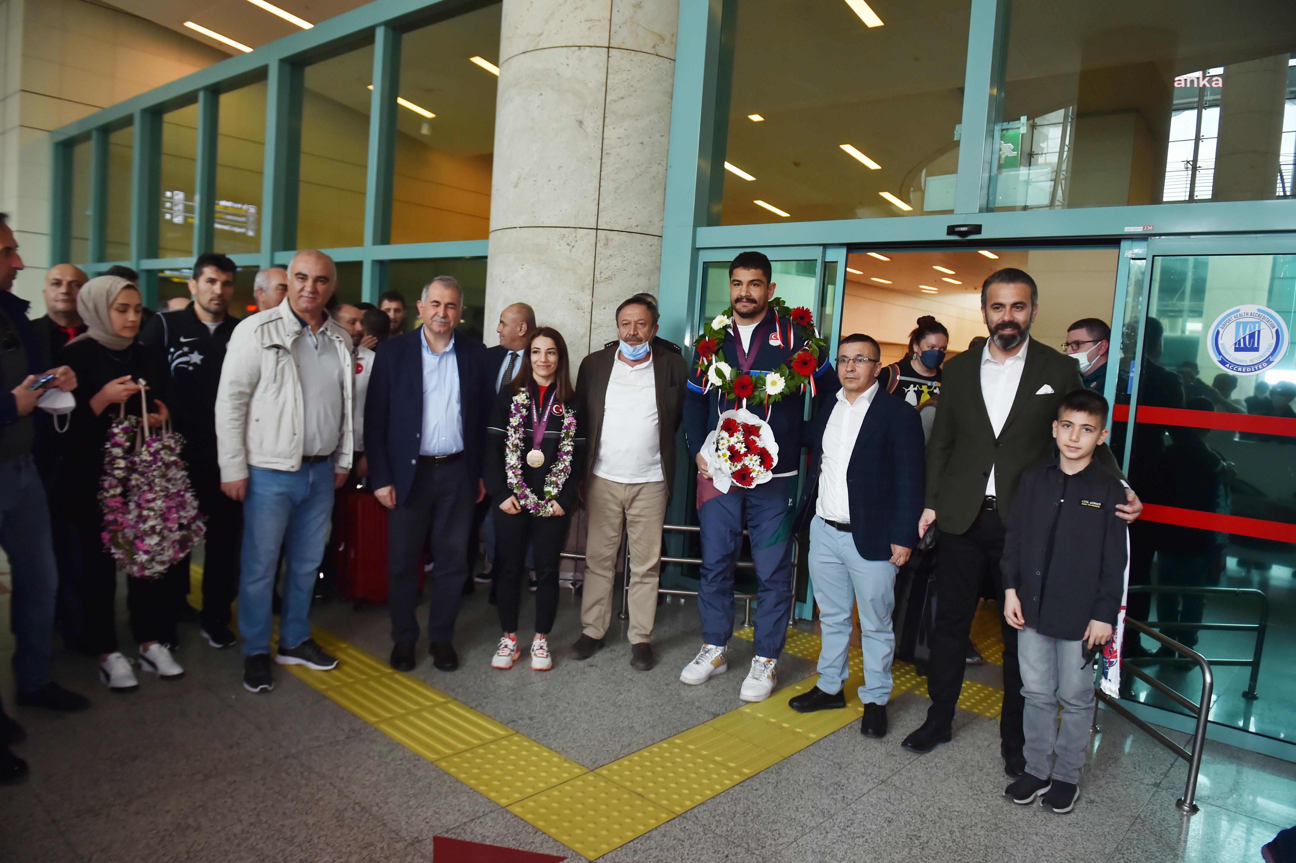 ASKİ SPORLU ŞAMPİYON MİLLİ GÜREŞÇİLER BAŞKENT’TE COŞKUYLA KARŞILANDI