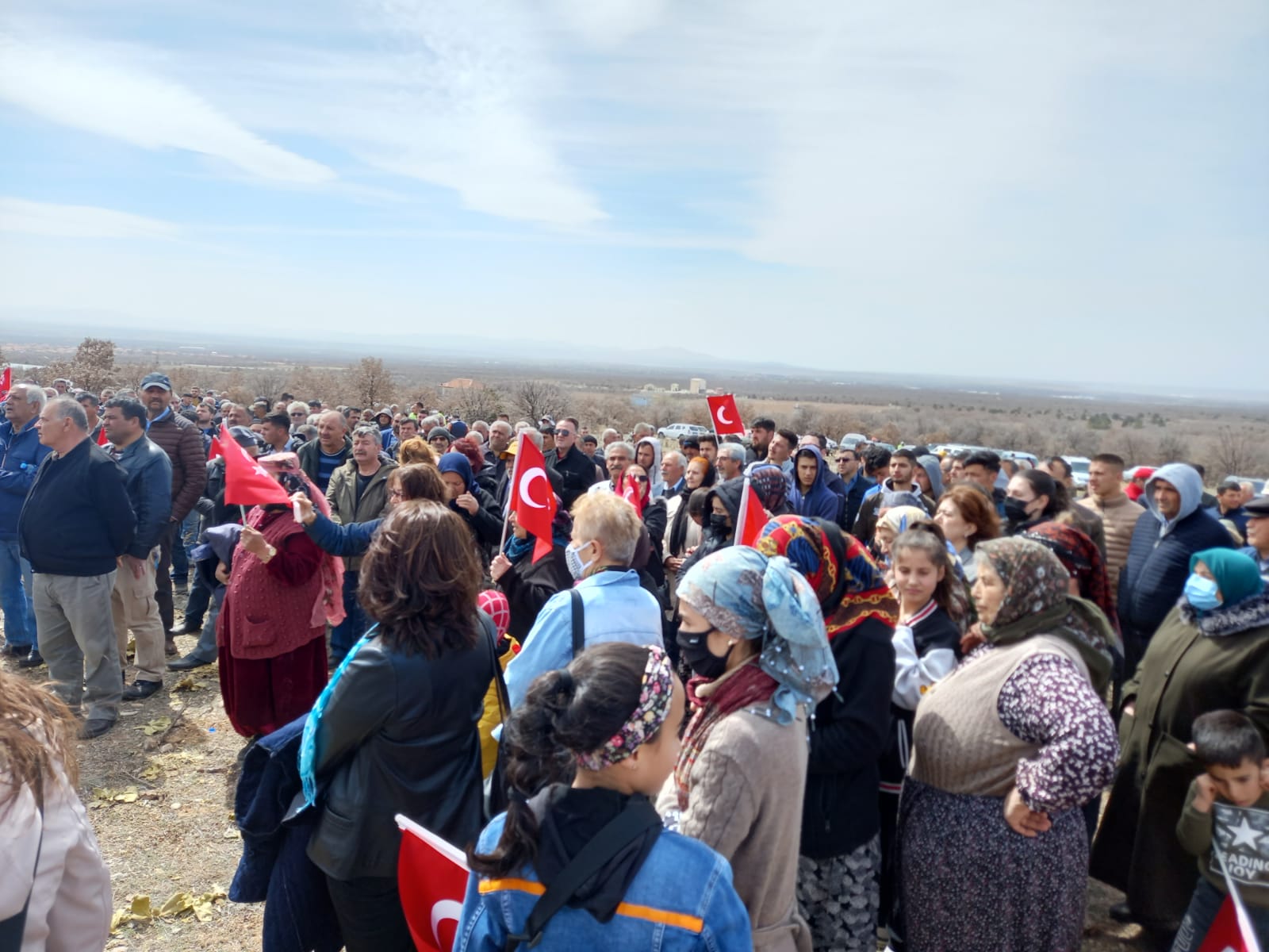 DENİZLİ GÜRPINAR’DA KALKER OCAĞI PROTESTOSU: OT YEŞERMİYOR, MERALAR KURU, HAYVANLARIMIZ ETKİLENİYOR