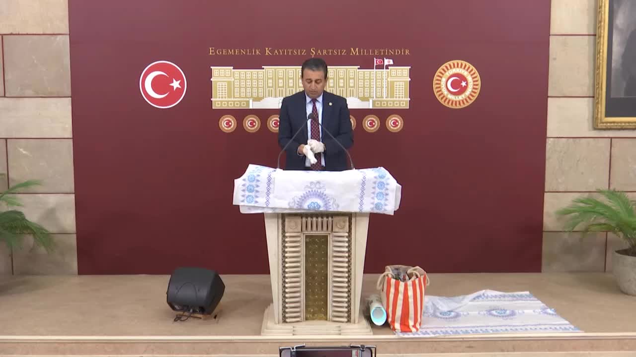 CHP’Lİ BULUT AVRUPA'DAN GELEN "ÇÖPLERİ" TBMM'DE SERGİLEDİ: “TÜRKİYE’YE BU ÜRÜNLERİN GETİRİLMESİ TÜRKİYE’YE YAPILAN BİR İHANETTİR”