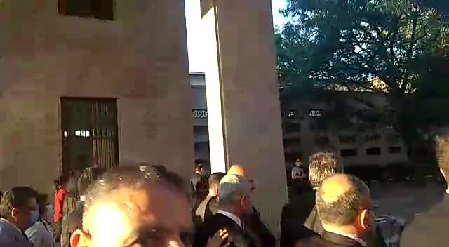 CHP’Lİ VEKİLLER MECLİS'TE EYLEM YAPTI ŞENTOP’UN KAPISINA ANAYASA KİTAPÇIĞI BIRAKTI