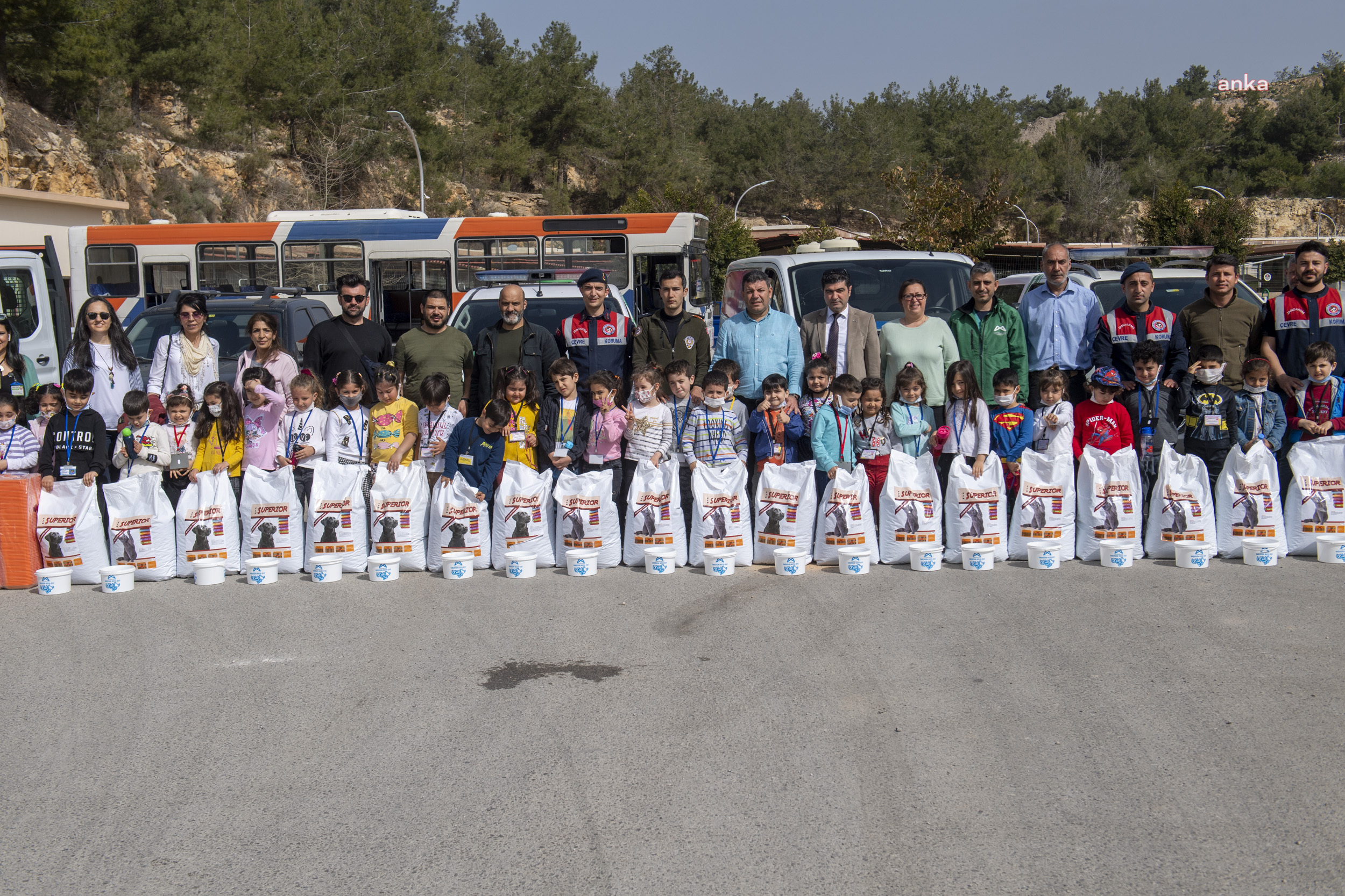 MERSİN BÜYÜKŞEHİR EKİPLERİ, GÖNÜLLÜLER İLE BİR ARAYA GELDİ, SOKAK HAYVANLARINI BESLEDİ