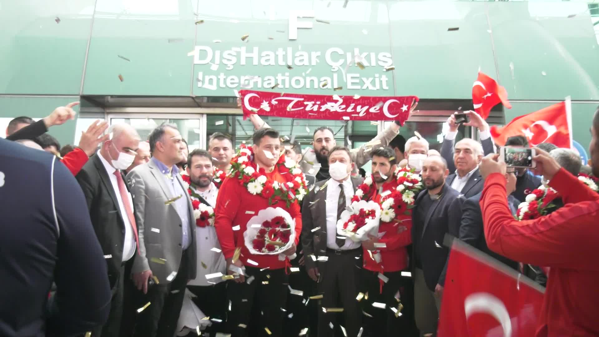 ASKİ SPORLU AVRUPA ŞAMPİYONLARI RIZA KAYAALP VE MURAT FIRAT’A TÜRK BAYRAKLI KARŞILAMA