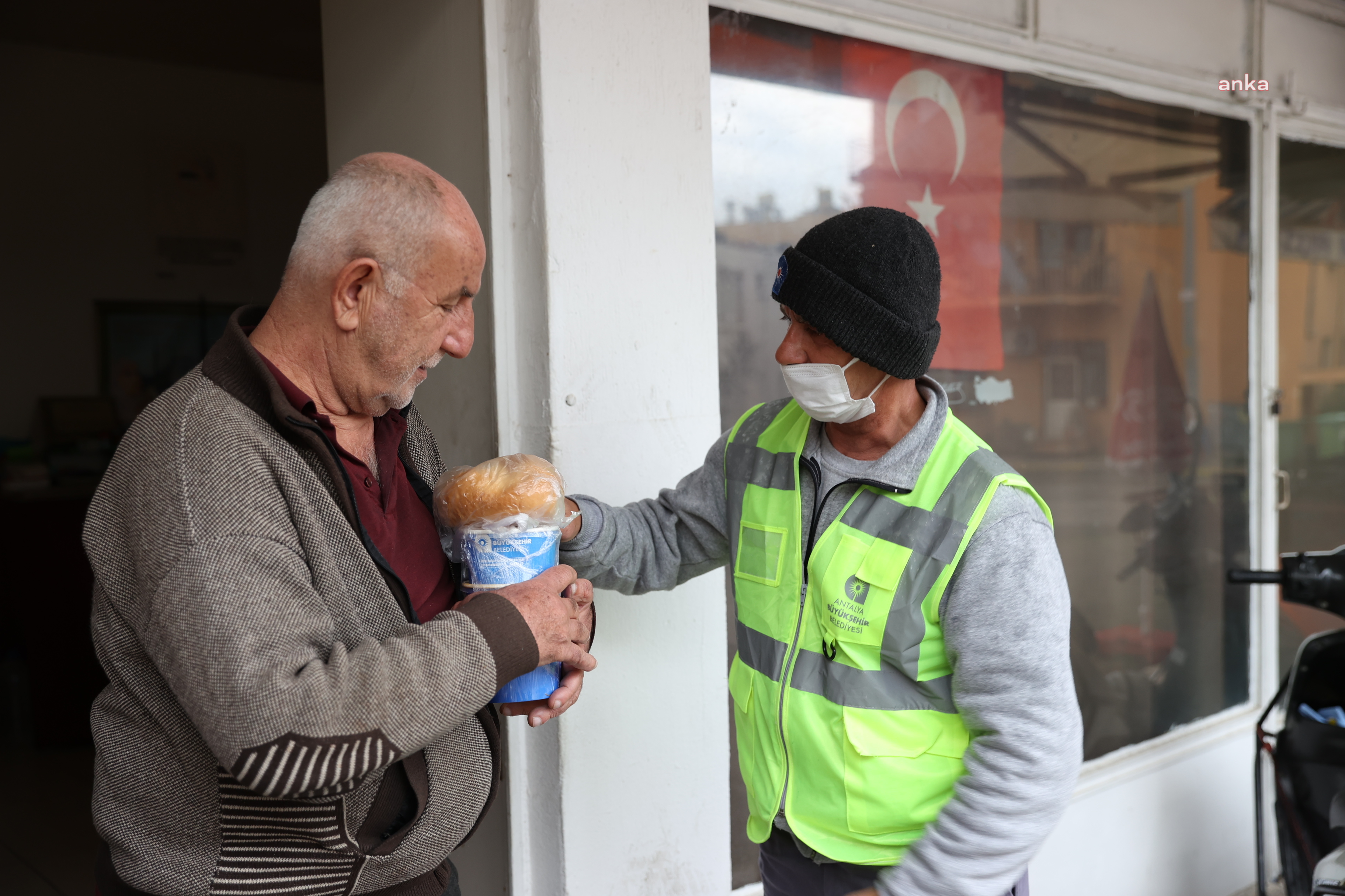 ANTALYA BÜYÜKŞEHİR’DEN YAŞLI VATANDAŞLARA YEMEK HİZMETİ