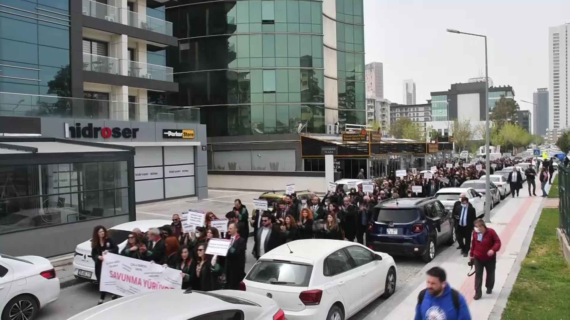 İZMİR'DE AVUKATLARDAN '5 NİSAN' YÜRÜYÜŞÜ: "SAVUNMA SUSMADI, SUSMAYACAK"