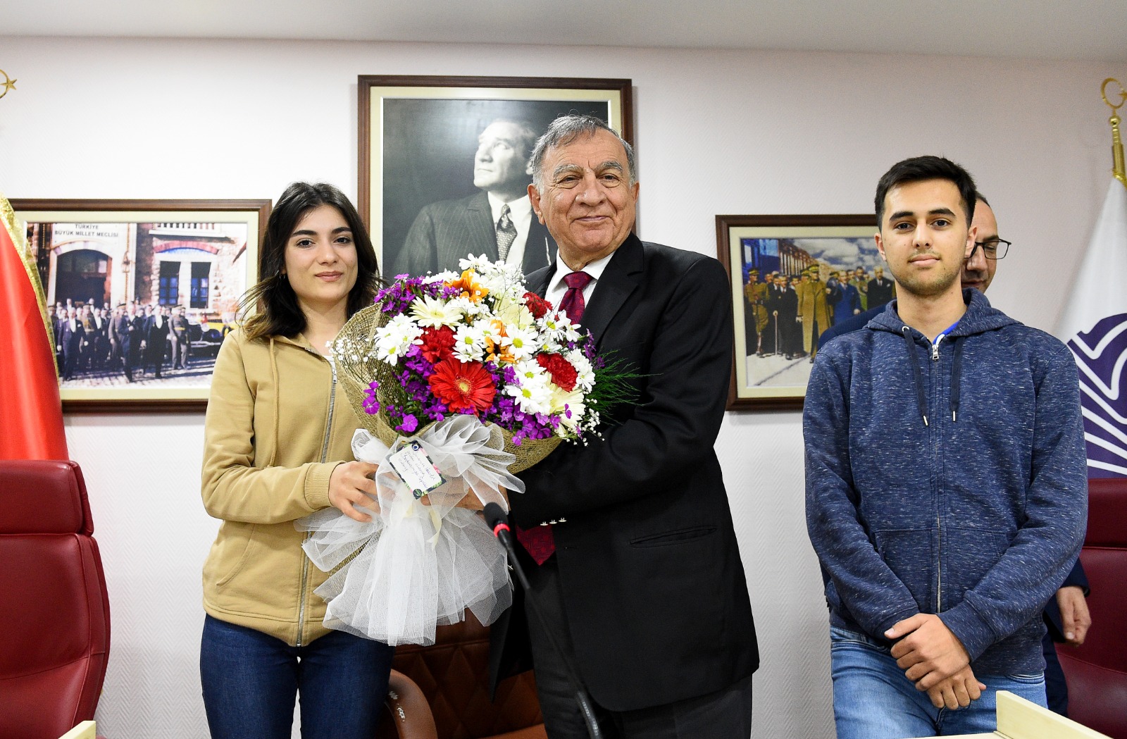 SEYHAN BELEDİYE BAŞKANI AKAY'DAN YKS KURSİYERLERİNE ÖĞÜTLER
