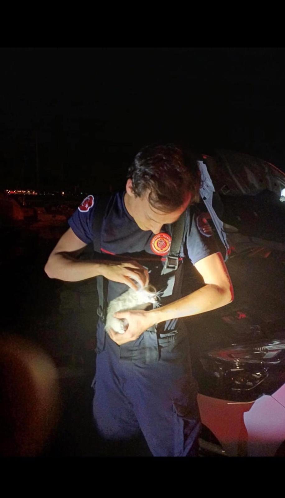 ANTALYA'DA MOTORA SIKIŞAN YAVRU KEDİYİ İTFAİYE KURTARDI