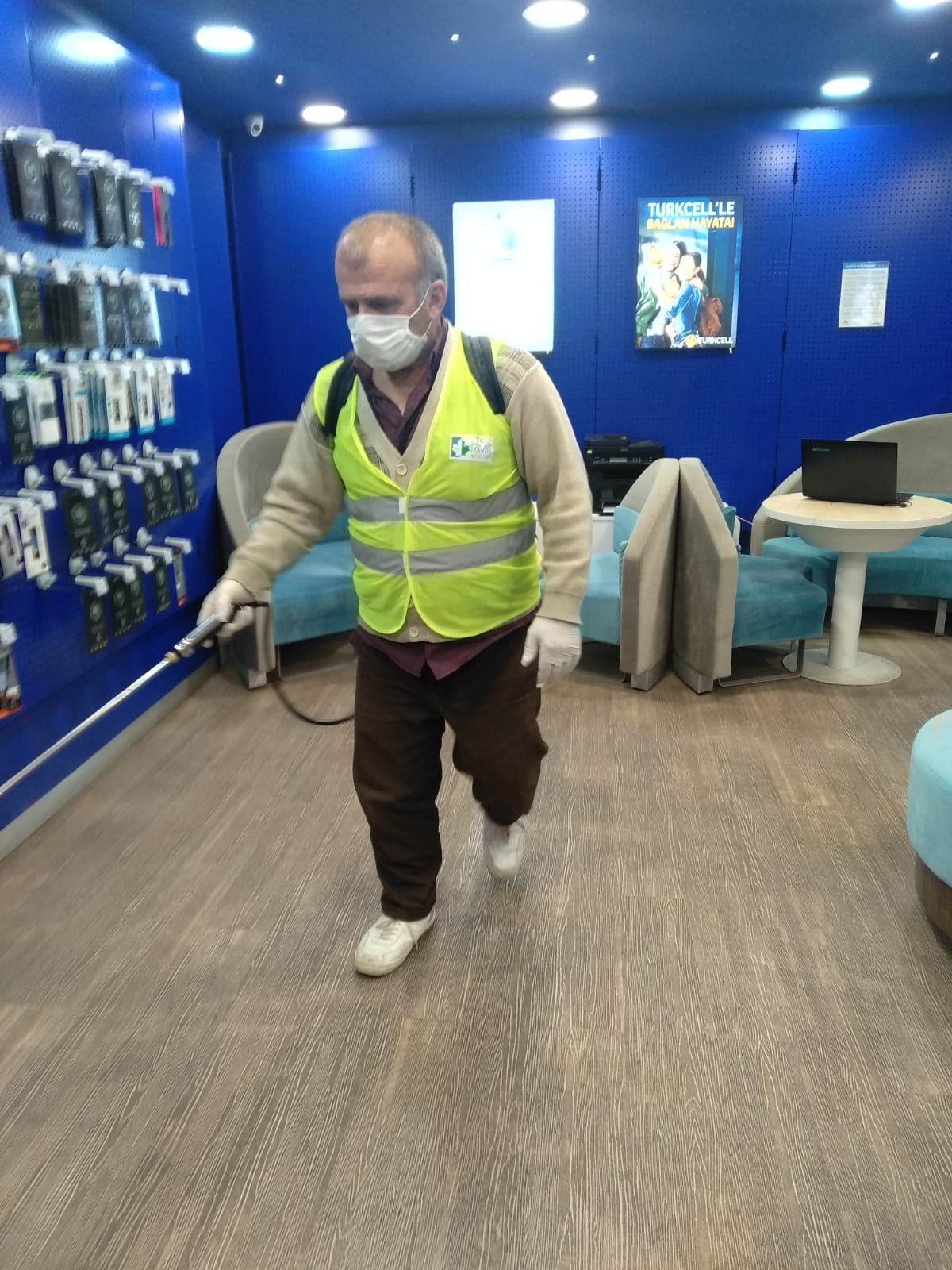 İZMİT BELEDİYESİ'NDEN ESNAFA İLAÇLAMA DESTEĞİ