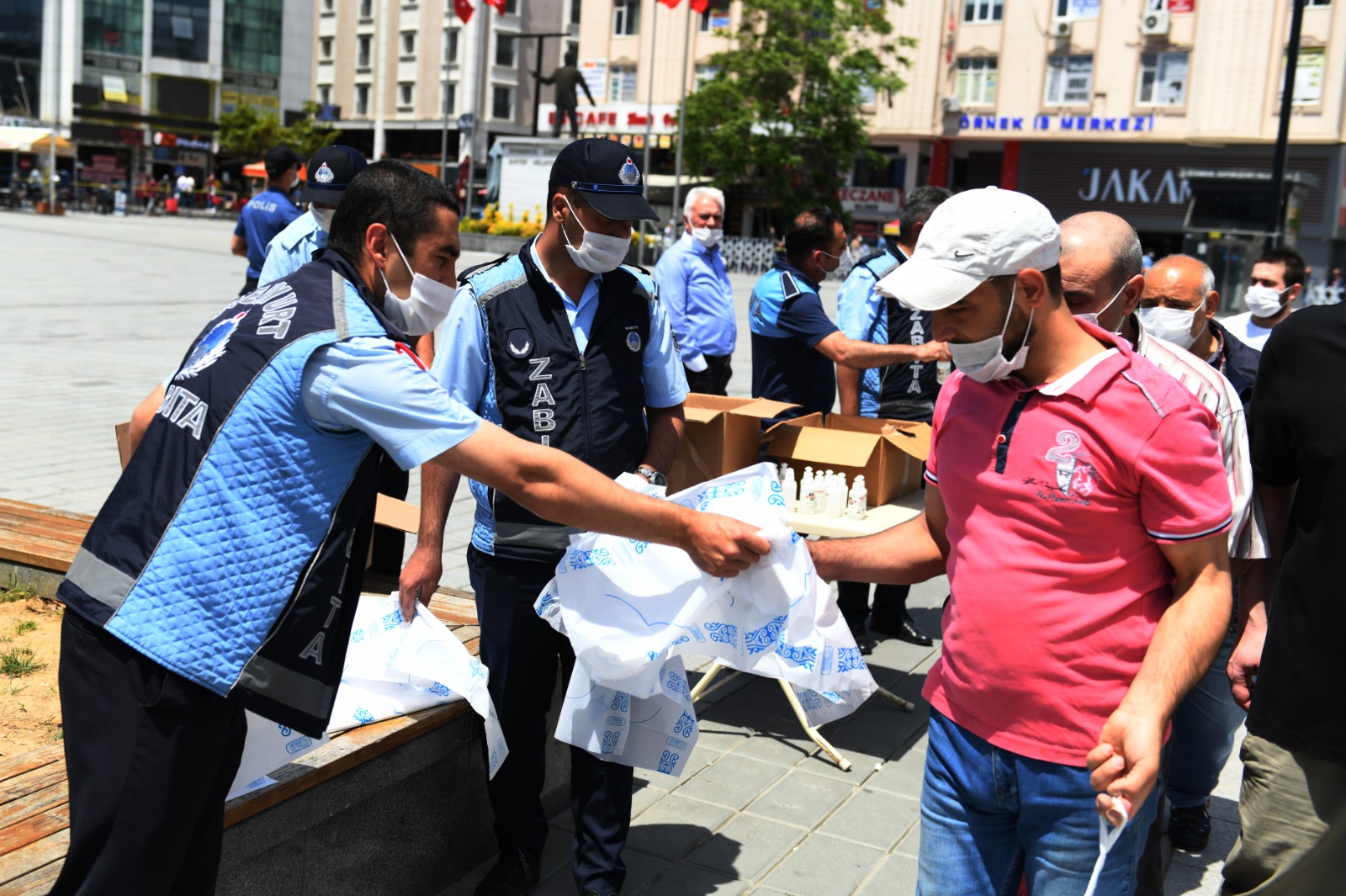 ESENYURT BELEDİYESİ, CUMA NAMAZI ÖNCESİ TEK KULLANIMLIK SECCADE VE EL DEZENFEKTANI DAĞITTI