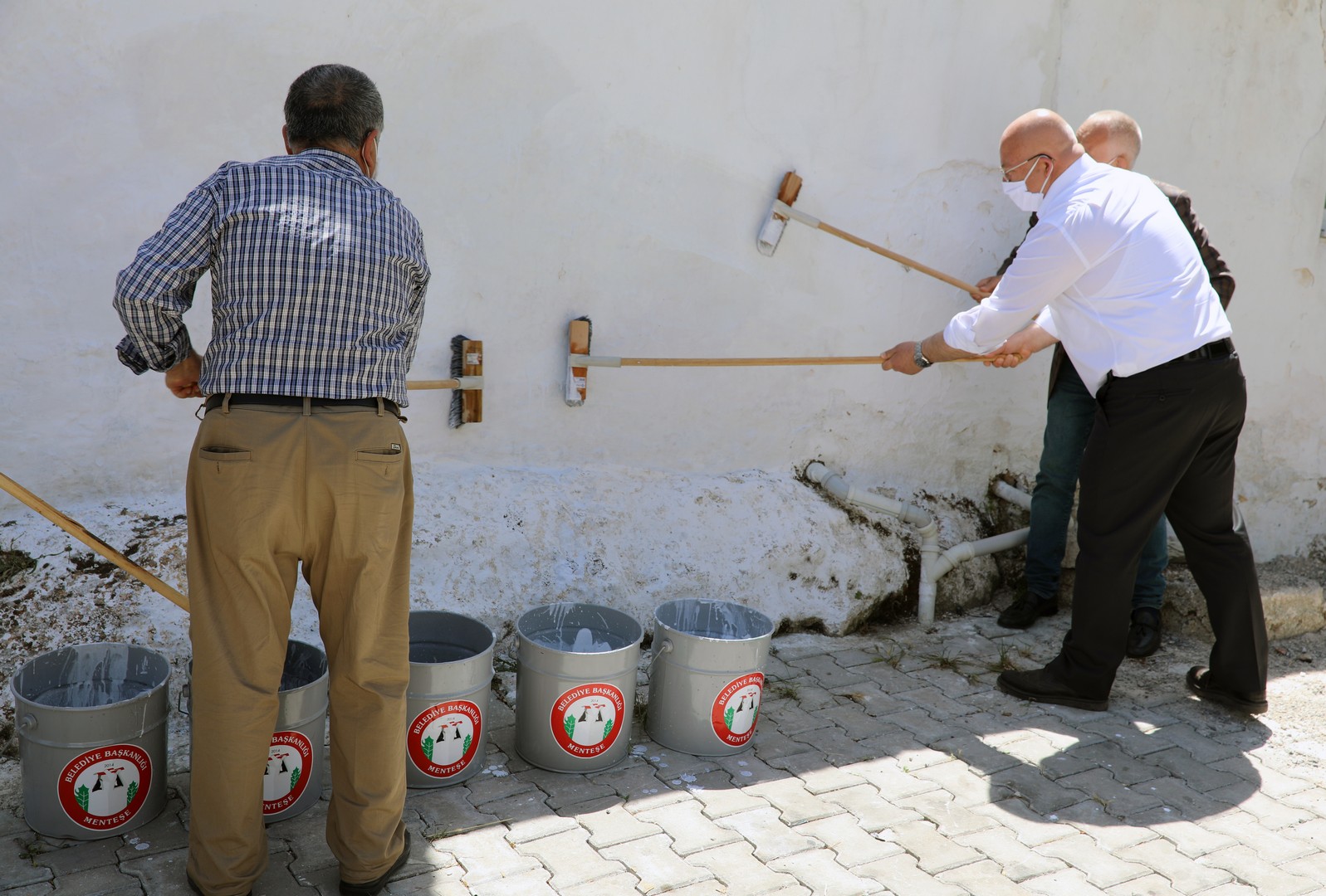 MENTEŞE BELEDİYESİ, 20 TON KİREÇ DAĞITTI