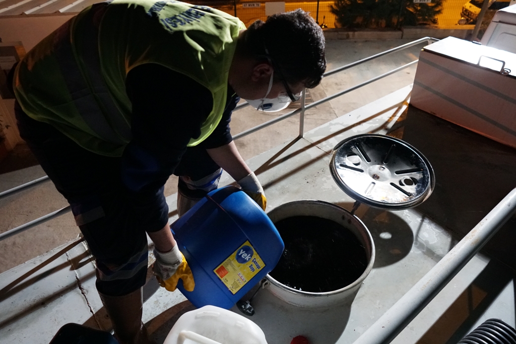 BODRUM'DA SOKAK, CADDE VE MEYDANLAR DEZENFEKTAN İLE YIKANIYOR