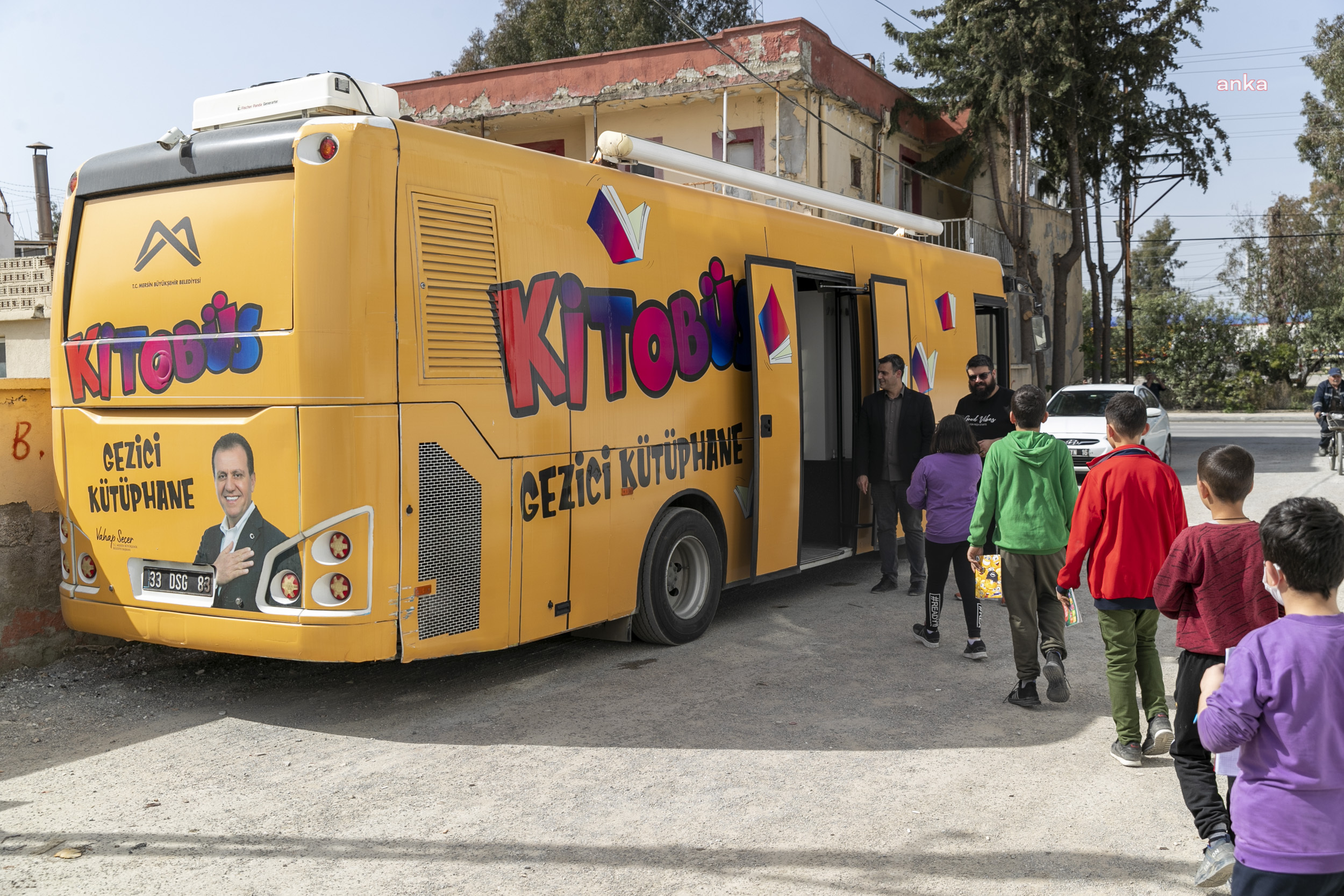 MERSİN BÜYÜKŞEHİR’İN GEZİCİ KÜTÜPHANESİ, YENİCE’DEKİ ÖĞRENCİLERLE BULUŞTU
