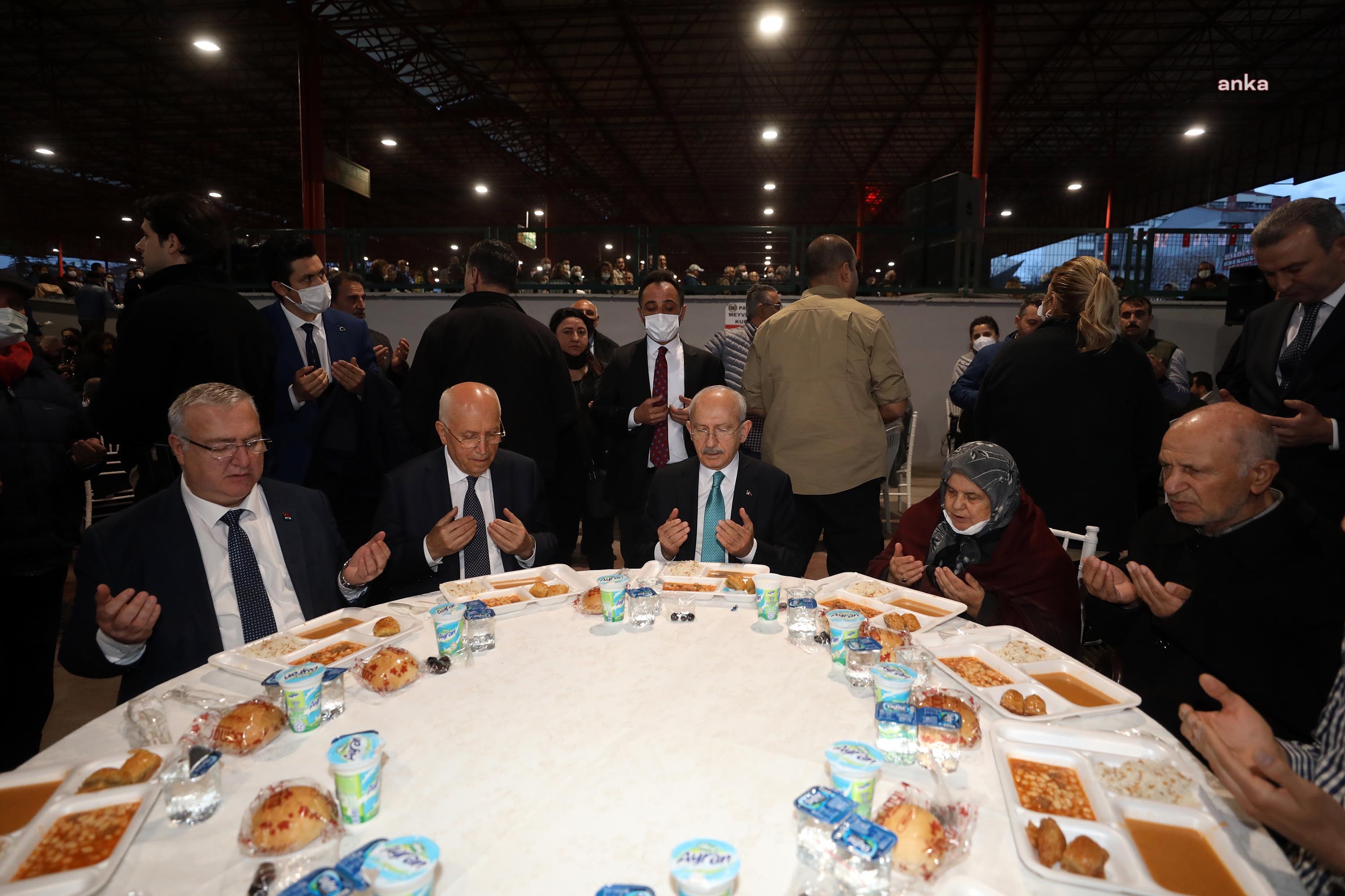 YENİMAHALLE'DE YENİDEN BAŞLAYAN MAHALLE İFTARLARININ İLKİNE, CHP LİDERİ KILIÇDAROĞLU DA KATILDI