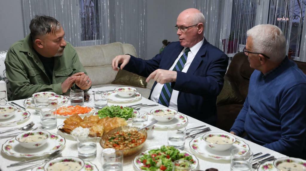 ODUNPAZARI BELEDİYE BAŞKANI İFTARDA KORUR AİLESİNİN MİSAFİRİ OLDU