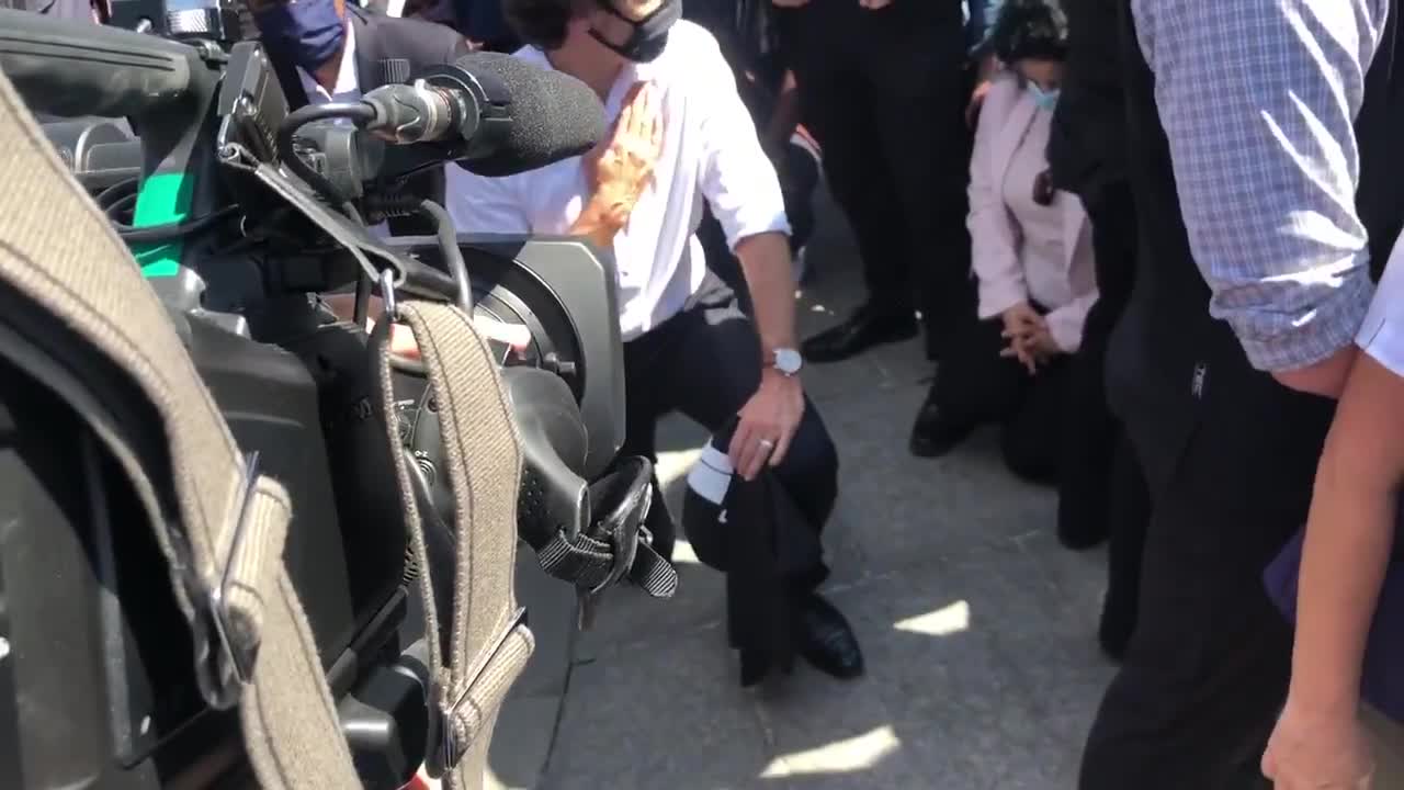 KANADA BAŞBAKANI TRUDEAU, FLOYD'UN ÖLÜMÜNÜ DİZ ÇÖKEREK PROTESTO ETTİ