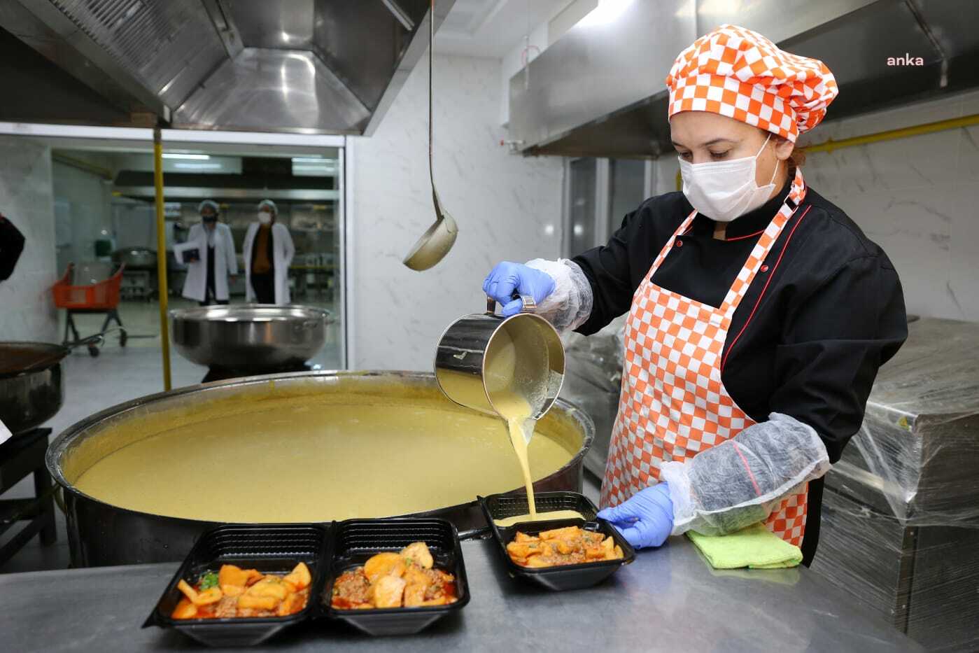 KÜÇÜKÇEKMECE BELEDİYESİ'NDEN HER GÜN BİNLERCE KİŞİYE İFTARİYE VE SICAK YEMEK