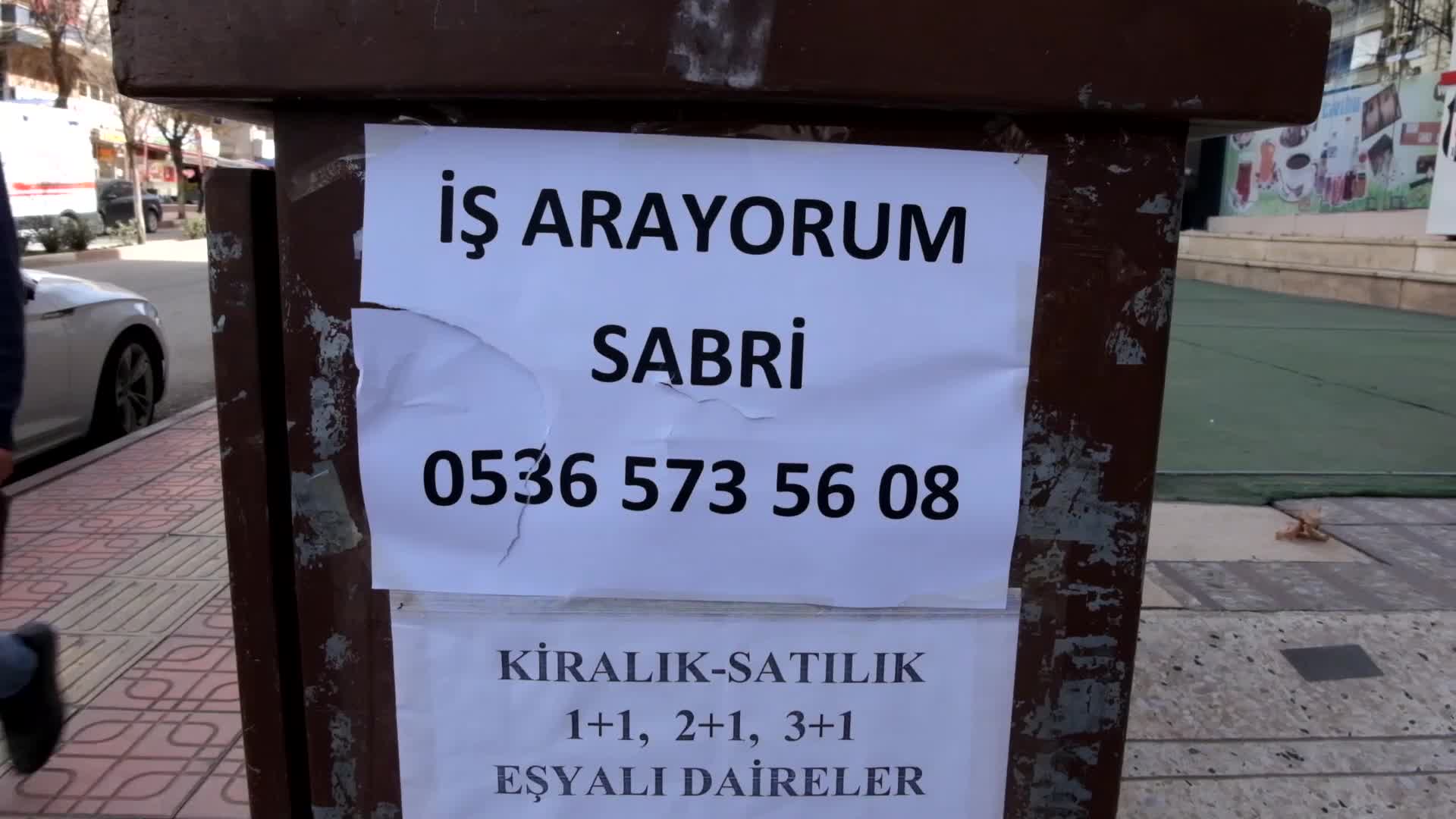 SİİRT'TE İŞ ARAYAN VATANDAŞ: "ÇARE OLARAK A4 KAĞIDINA ‘İŞ ARIYORUM’ DİYE YAZDIM, SİİRT'İN DEĞİŞİK YERLERİNE ASTIM"