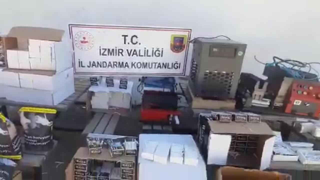 İZMİR'DE KAÇAK SİGARA OPERASYONU: 84 BİN 820 MAKARON ELE GEÇİRİLDİ