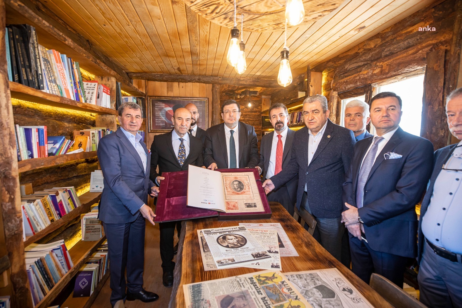 ATIKLARIN ARASINDAKİ KİTAPLARLA KURULAN HAYAT AĞACI KÜTÜPHANESİ AÇILDI