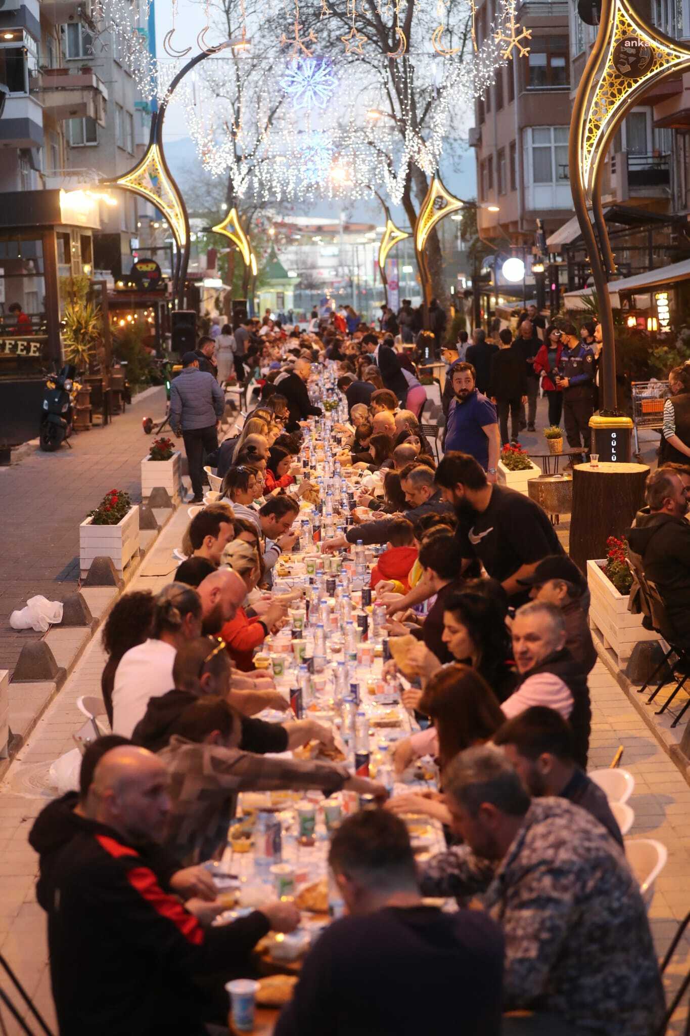 İZMİT BELEDİYE BAŞKANI HÜRRİYET, VATANDAŞLARLA BİRLİKTE İFTAR YAPTI