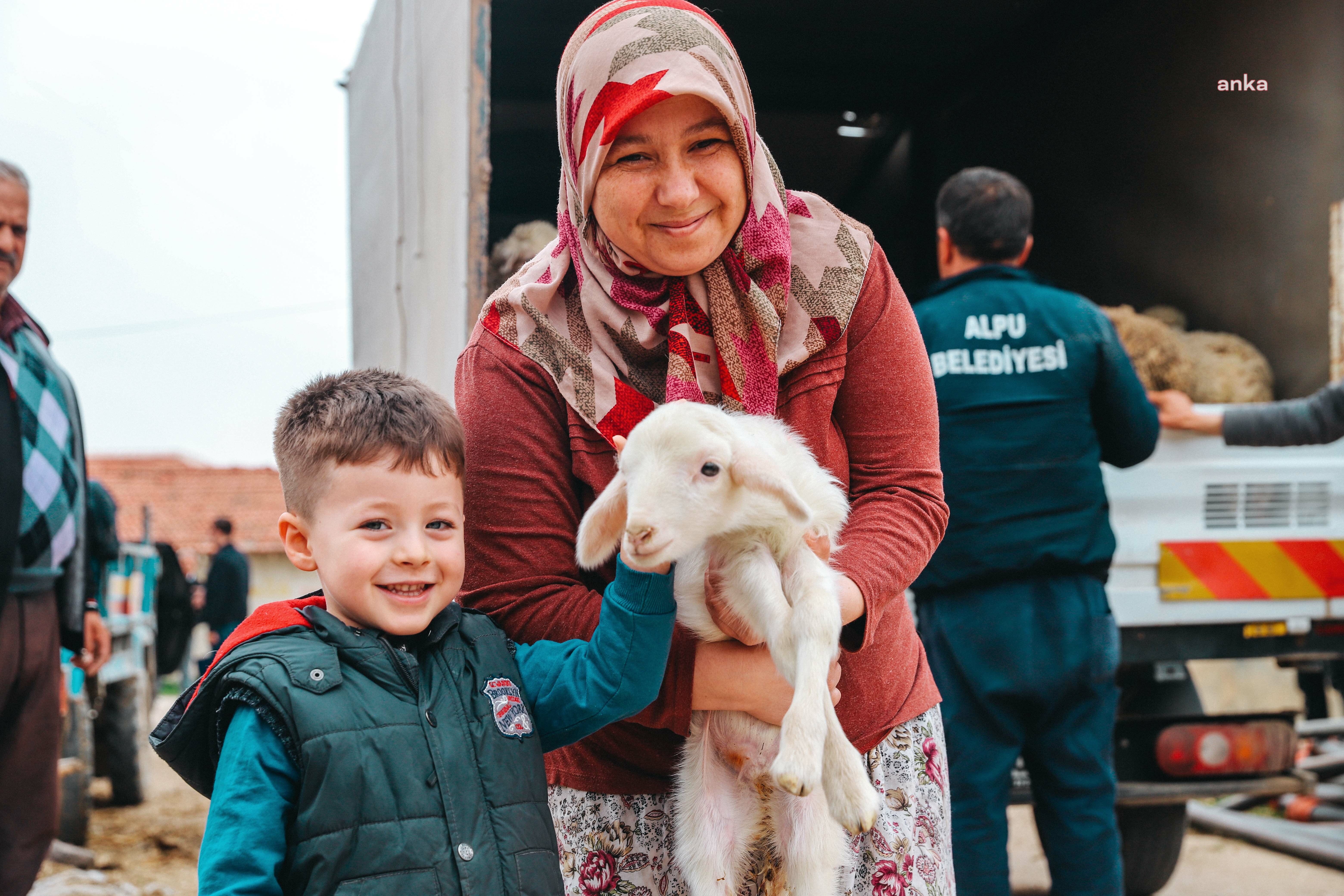 ESKİŞEHİR BÜYÜKŞEHİR BELEDİYESİ ALPU’DA DA KÜÇÜKBAŞ HAYVAN TESLİMLERİ DÜZENLEDİ
