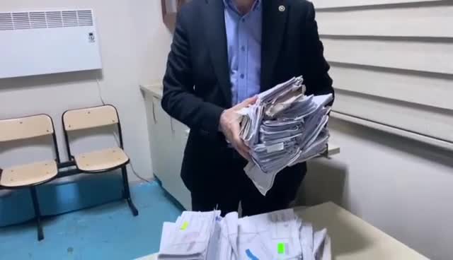 CHP’Lİ KAYA, MUHTARLIĞA GELEN İCRA DOSYALARINI GÖSTERDİ: MAHALLE NÜFUSUNUN YÜZDE 20-30'U İCRALIK
