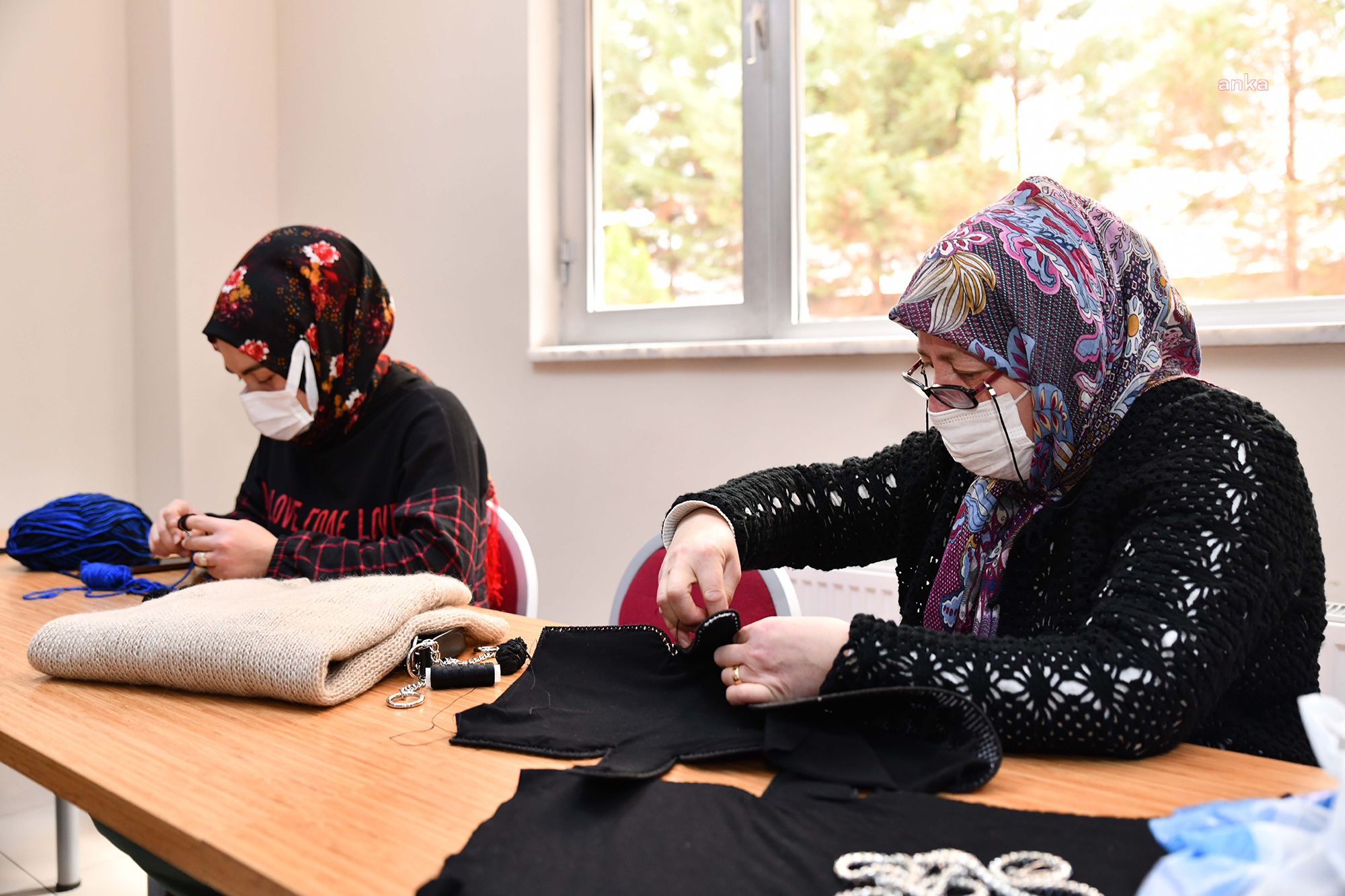 TEPEBAŞI'NDA KADINLAR BELDE EVLERİ'NDE ÜRETİYOR