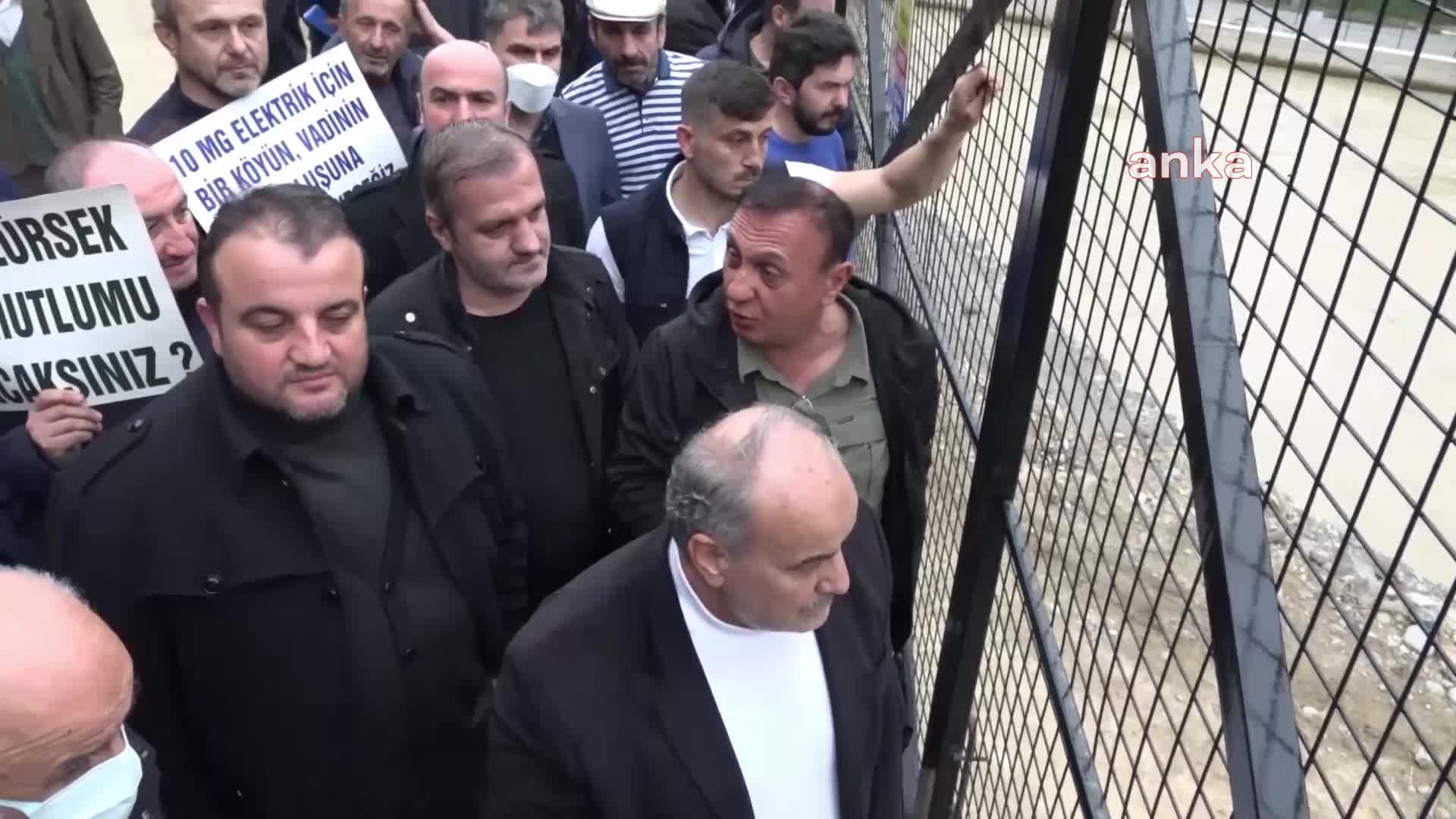 TRABZON ARAKLI’DA KÖYLÜLER, HES PROJESİ KAPSAMINDAKİ TÜNELİ PROTESTO ETTİ: “KÖYÜMÜZ GİDİYOR. CUMHURBAŞKANIMA YALVARIYORUM. HALKINA BURADA ZULMEDİYORLAR”