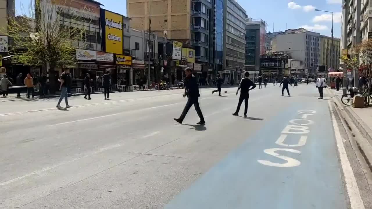 CUMHURBAŞKANLIĞI BİSİKLET TURU NEDENİYLE İZMİR'DE TRAFİK FELÇ OLDU, ESNAF KENTİN EN İŞLEK CADDESİNDE TOP OYNADI