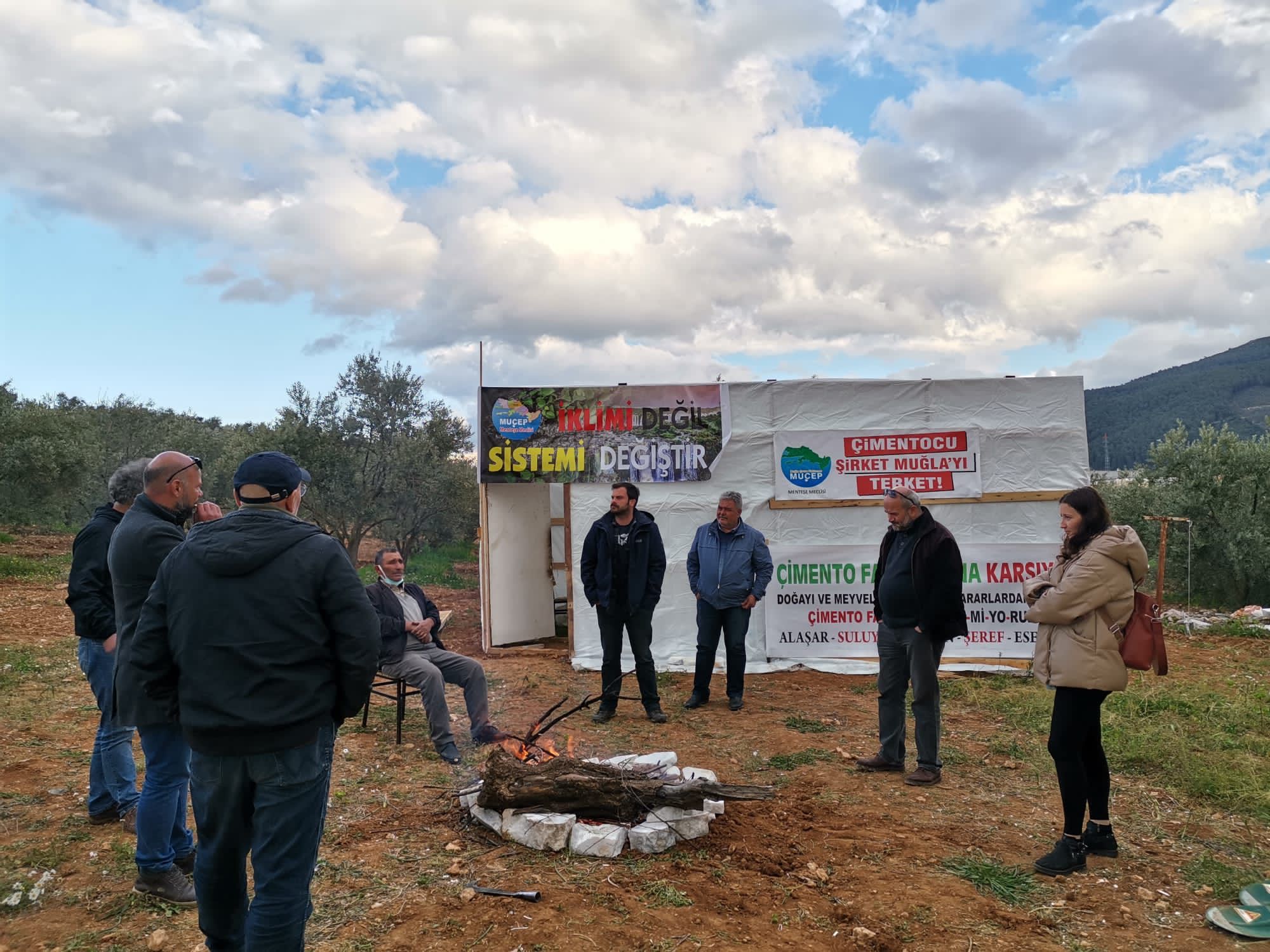 MUĞLA’DA ÇİMENTO FABRİKASI’NA KARŞI KURULAN ÇADIR, GÜVENLİK SEBEBİYLE SAKINCALI BULUNDU