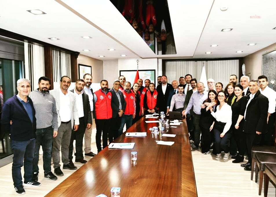 ÇİĞLİ'DE GREVİN 6. GÜNÜNDE BELEDİYE YÖNETİMİ İLE SENDİKA ARASINDA ANLAŞMA SAĞLANDI