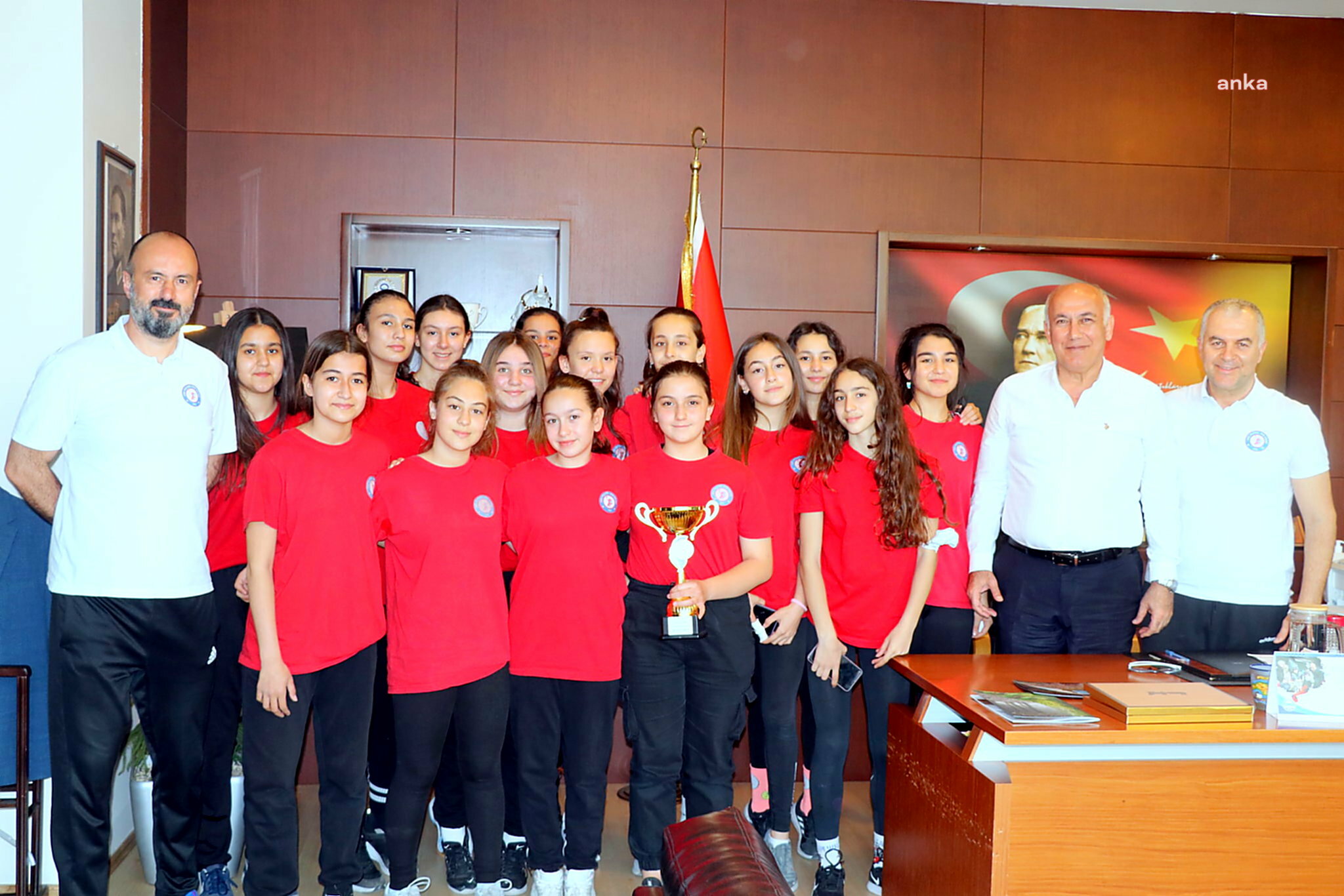 SÖKE VOLEYBOL TAKIMI SEVİNCİNİ SÖKE BELEDİYE BAŞKANI TUNCEL’LE  PAYLAŞTI