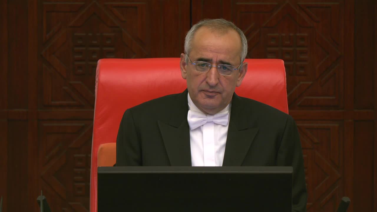 TANRIKULU, CEZAEVİNDE İŞKENCE İDDİASINI TBMM GENEL KURULU’NA TAŞIDI: “ÇÜRÜTTÜNÜZ TÜRKİYE’Yİ. BU RESİMDEN HERKESİN UTANMASI LAZIM”