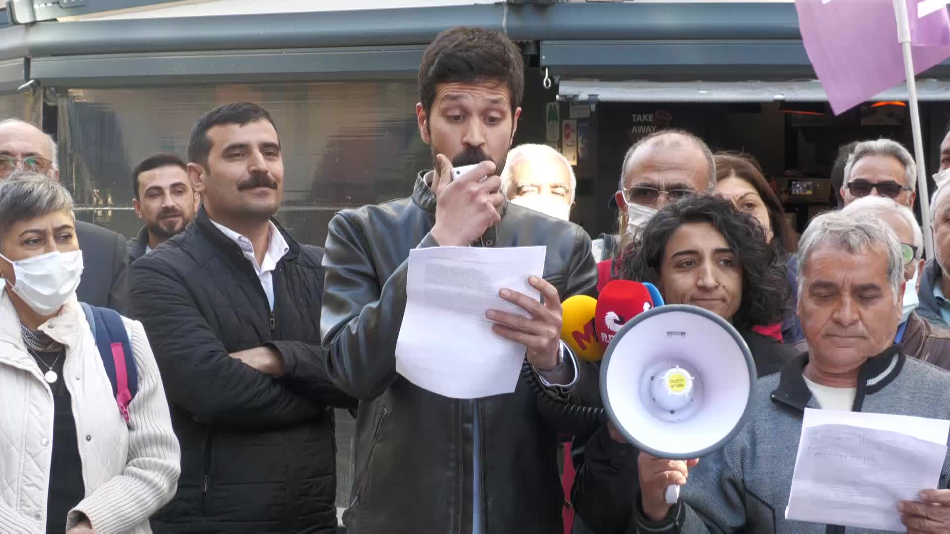 91 HDP'Lİ HAKKINDA VERİLEN GÖZALTI KARARI İZMİR'DE PROTESTO EDİLDİ