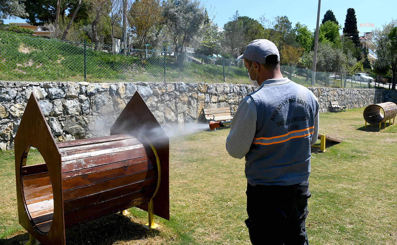 KUŞADASI BELEDİYESİ'NDEN PATİLİ DOSTLARIN PARK ALANLARINDA HİJYEN ÇALIŞMASI