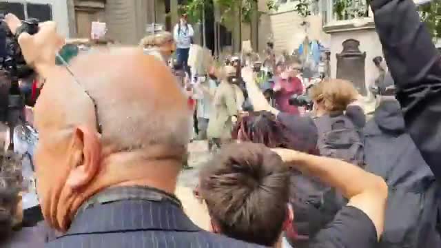 IRKÇILIK KARŞITI PROTESTOLARDA KÖLE TÜCCARLIĞI YAPAN EDWARD COLSTON'UN HEYKELİ YIKILDI