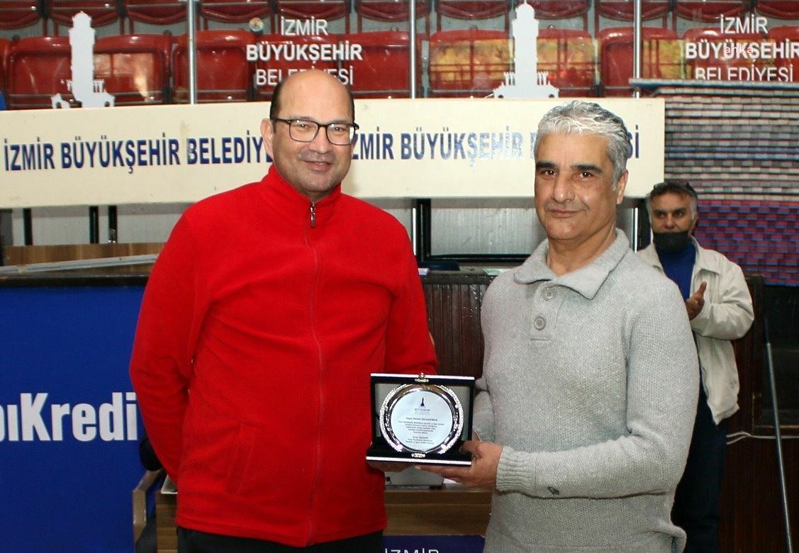 PLAKETLE UĞURLANDIĞI MİLLİ TAKIMDA TELEFONLA GÖREVDEN ALINDI