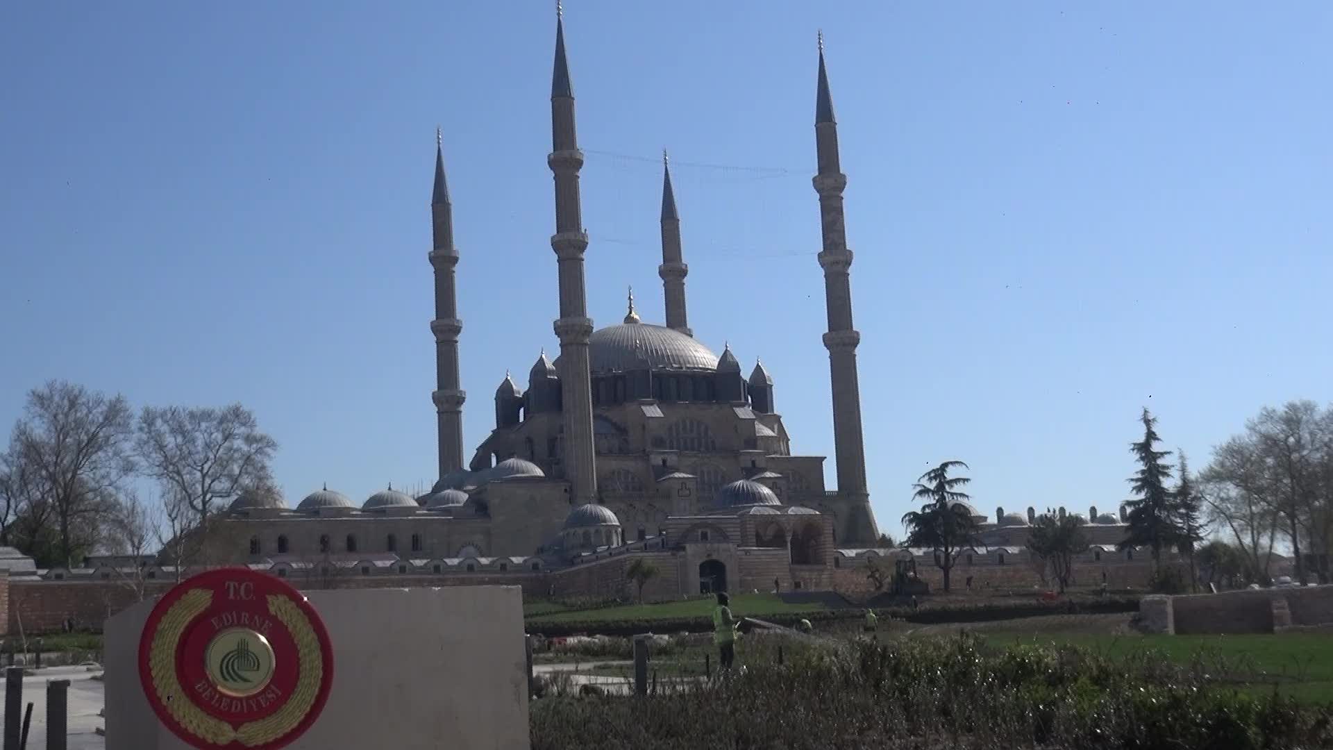 EDİRNE’DE, RESTORASYON NEDENİYLE KALDIRILAN MİMAR SİNAN HEYKELİ 6 AY SONRA YERİNE KONULDU