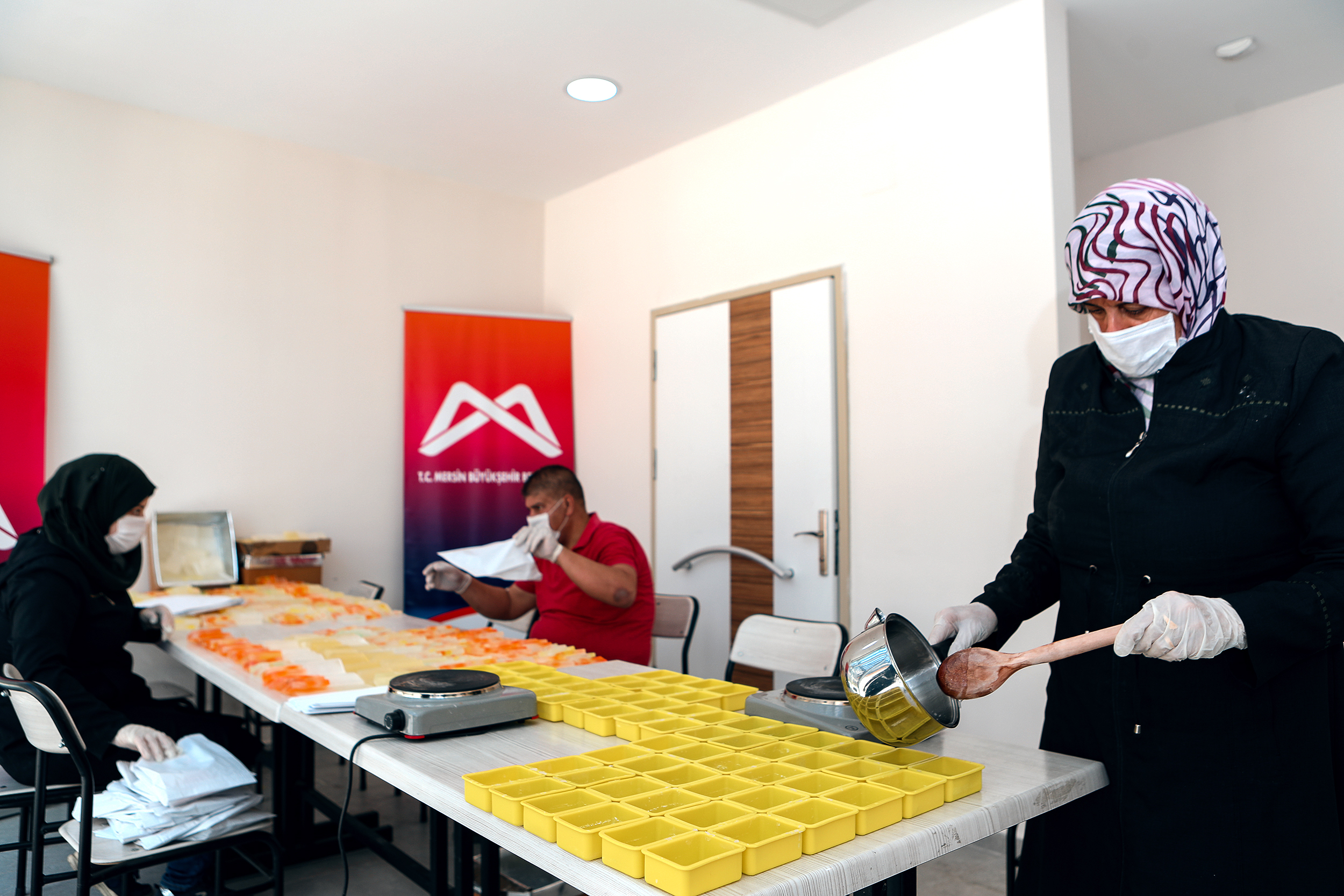 MERSİN BÜYÜKŞEHİR’DEN SABUN ÜRETİM PROJESİNE DESTEK