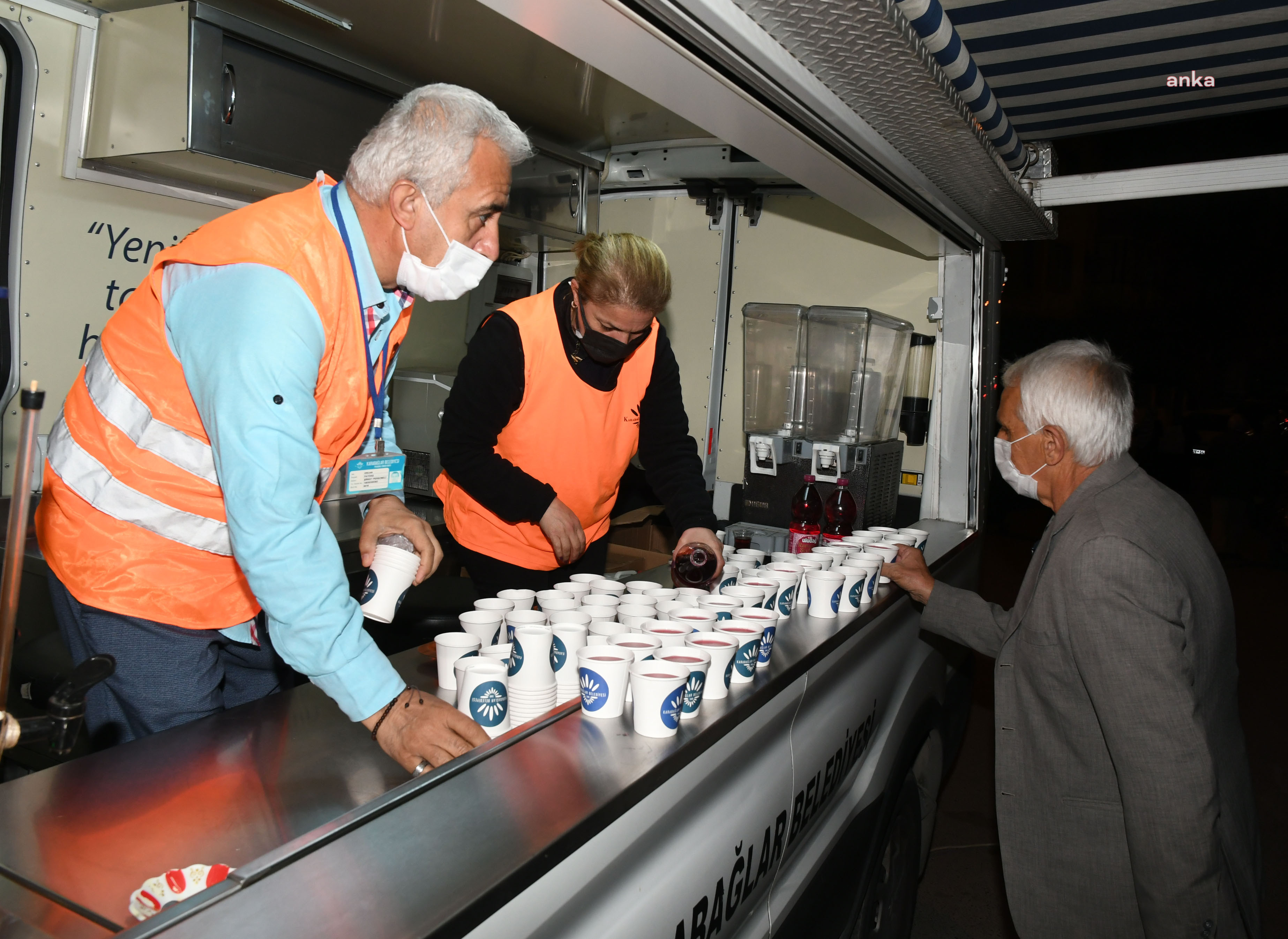 KARABAĞLAR BELEDİYESİ’NDEN VATANDAŞLARA ŞERBET İKRAMI