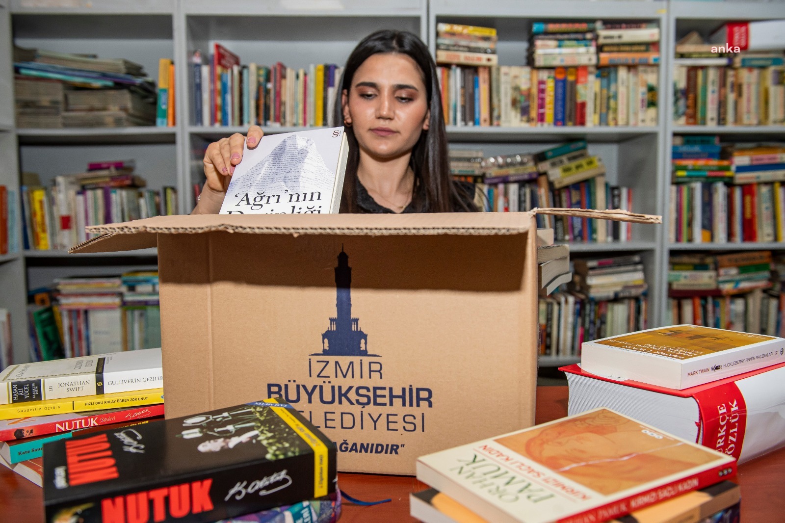 İZMİR'DE “HER MAHALLEYE BİR KÜTÜPHANE” KAMPANYASI SÜRÜYOR